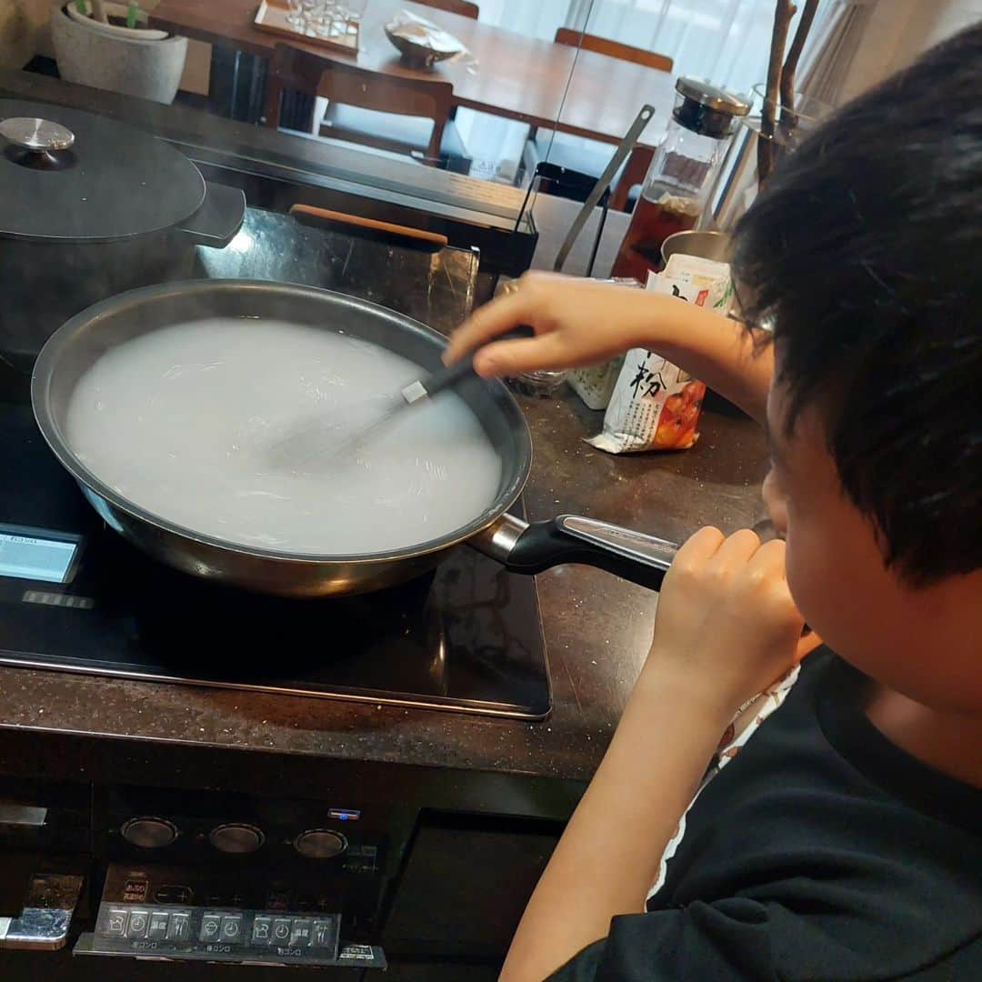 津野瀬果絵さんのインスタグラム写真 - (津野瀬果絵Instagram)「ムルキムチを習いに、次男とスンリョン先生の所へ💜 本場韓国では、夏場には、乳酸菌たっぷりのムルキムチの汁を飲むらしいです！スンリョン先生の素晴らしい レッスンを受け、次男が張り切って作ってくれたので あっという間に出来上がりました！  途中、スンリョンちゃんの手料理を頂き感激。  １日後、発酵するのが楽しみです🎵  #ムルキムチ」7月7日 16時06分 - kaetsunose