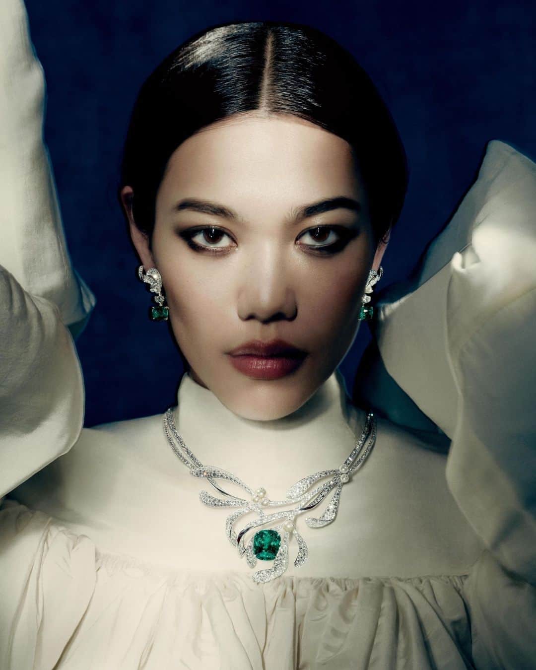 Chaumetさんのインスタグラム写真 - (ChaumetInstagram)「Explore the enchanting Le Jardin de Chaumet High Jewellery collection, beautifully captured by photographer Paolo Roversi. Between light and shadow, strength and sensitivity, delve into the poetic world of the Mistletoe's parure. ⁣ Indulge in the beauty of our latest High Jewellery collection in the latest issue of Rendez-Vous magazine. Come and pick up your copy in the nearest Chaumet boutique.⁣ #Chaumet #LeJardindeChaumet #ChaumetHighJewellery #ChaumetRendezVous」7月7日 16時00分 - chaumetofficial