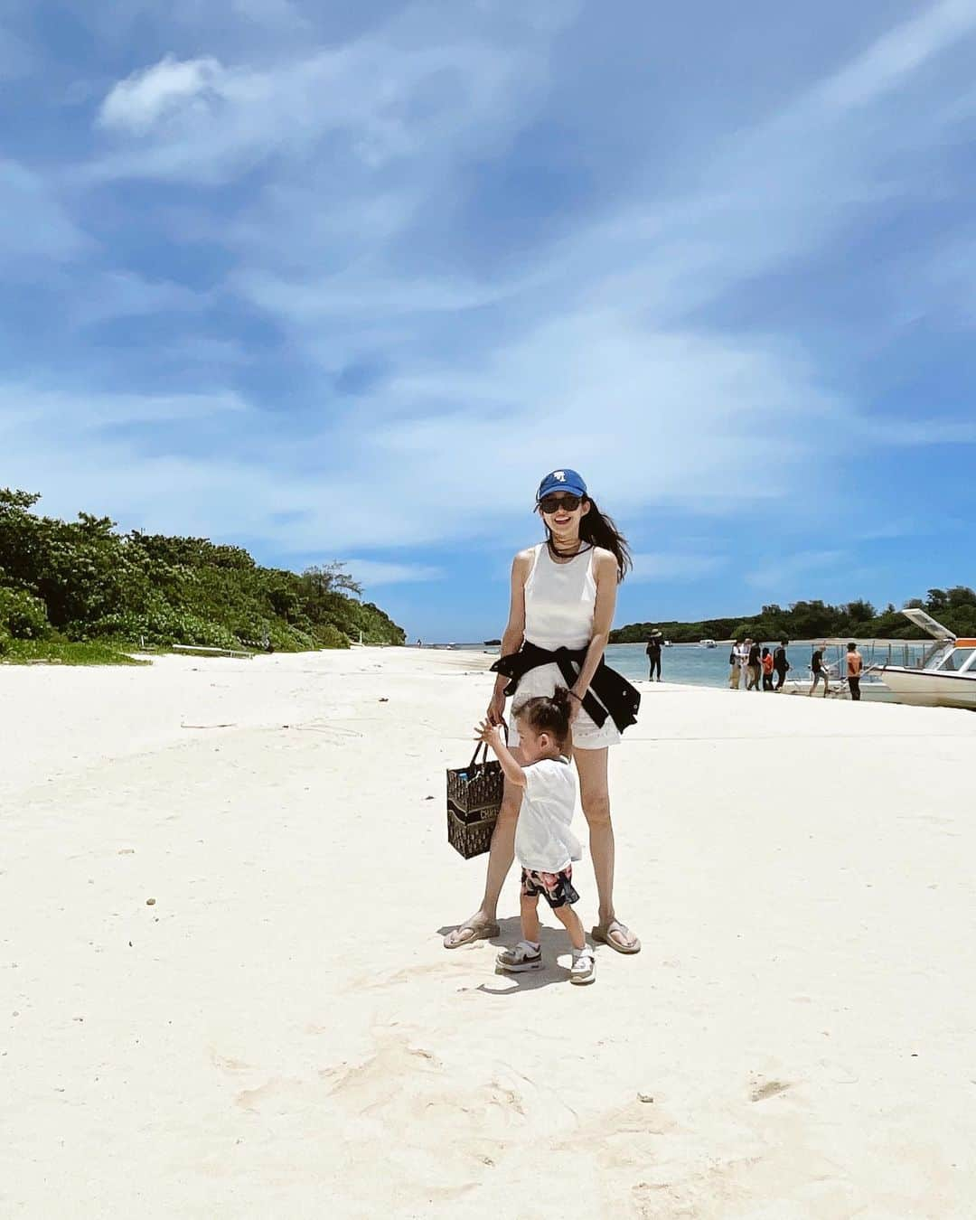 阪井あゆみさんのインスタグラム写真 - (阪井あゆみInstagram)「少し早めの夏旅行に👨‍👩‍👦‍👦初めての石垣島です。川平湾のグラスボートからウミガメが見れました🐢🫶🏻動画には撮れませんでしたが凄く珍しく幸運だったと船長さん！ ゆっくりのんびり旅をテーマに掲げて…家族みんなで楽しみたいと思います☺️  #夏休み#石垣島#沖縄」7月7日 16時01分 - ayumisakai0121