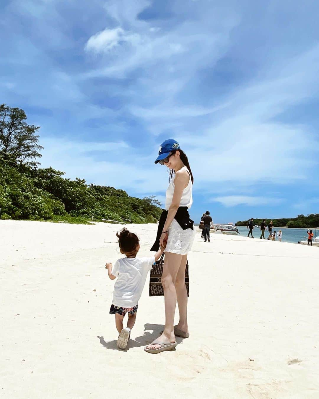 阪井あゆみさんのインスタグラム写真 - (阪井あゆみInstagram)「少し早めの夏旅行に👨‍👩‍👦‍👦初めての石垣島です。川平湾のグラスボートからウミガメが見れました🐢🫶🏻動画には撮れませんでしたが凄く珍しく幸運だったと船長さん！ ゆっくりのんびり旅をテーマに掲げて…家族みんなで楽しみたいと思います☺️  #夏休み#石垣島#沖縄」7月7日 16時01分 - ayumisakai0121