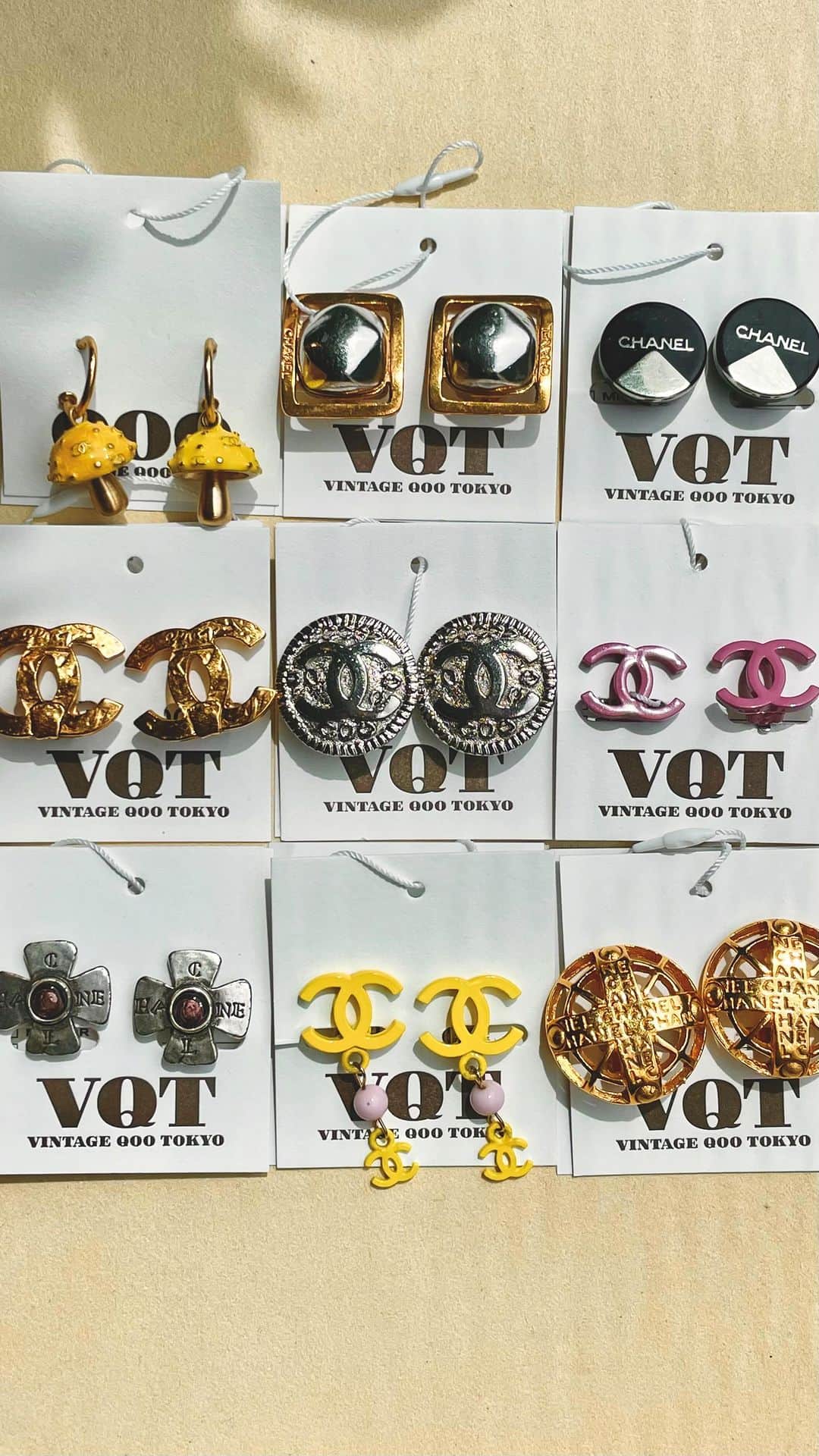 のインスタグラム：「Ear candy 🍬   ▼Customer service English/Chinese/Korean/Japanese *Please feel free to contact us! *商品が見つからない場合にはDMにてお問い合わせください   ▼International shipping via our online store. Link in bio.  #tokyovintageshop #오모테산도 #omotesando #aoyama #表参道 #명품빈티지 #빈티지패션 #도쿄빈티지샵  #ヴィンテージファッション #ヴィンテージショップ  #chanelvintage #chanel #vintagechanel #chanelclassic #chanellover #빈티지샤넬 #샤넬  #シャネル #샤넬클래식」