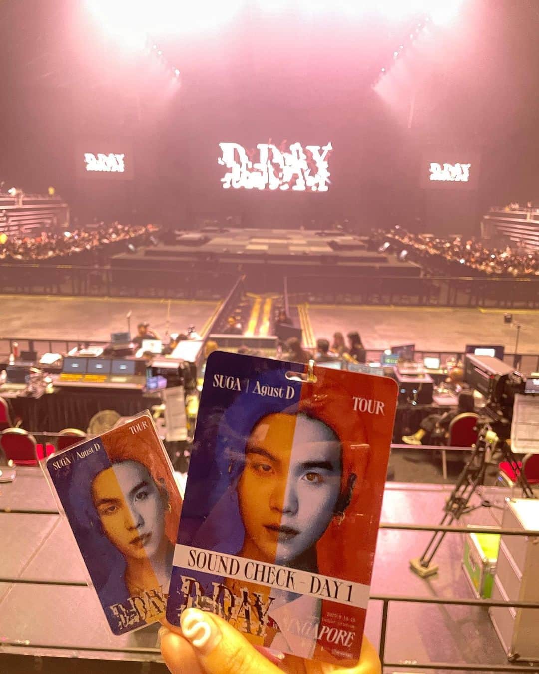 のインスタグラム：「D-DAY in Singapore🇸🇬 なんと、、、VIPシート最前列のど真ん中。 なにも遮るものがない神席😭😭 サウンドチェック(リハ)も見れてほんとに感無量。 積んでよかった😭💸 ・ ・ 思い返しながらレポ書いてたら激重すぎて100000000000字くらいになっちゃって消しました。爆 会った人は5時間くらいかかるけど聞いてね🥹✨← とにかく強くて儚くて美しくて たったひとりなのに爆発的なエネルギーで何万人もの観客を支配してた。ほんとーーーーにLIVEの人。 ・ ・ 世界中から集まったアミとも交流できたしシンガポールまで行って本当によかった！！！❤️‍🔥 やっぱり私は海外コンの空気感がだいすき🔥☺️🔥 ・ ・ #agustd_suga_tour_in_singapore  #dday_tour  #agustd_suga_tour  #agustd_dday」