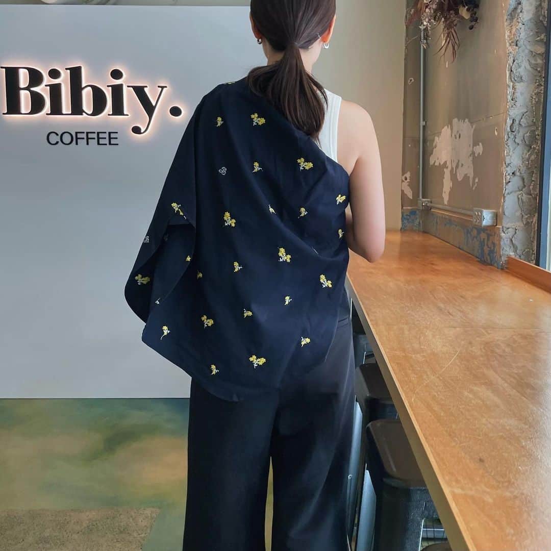 Hiromi Ｍaedaのインスタグラム：「today @uniqlo のアメスリに @bibiy_official のシャツを斜めがけ💙💛  #シンプルコーデ#大人カジュアル#ママコーデ#アメスリ#シャツコーデ#uniqlo#bibiy#frey_jp#bottegaveneta」