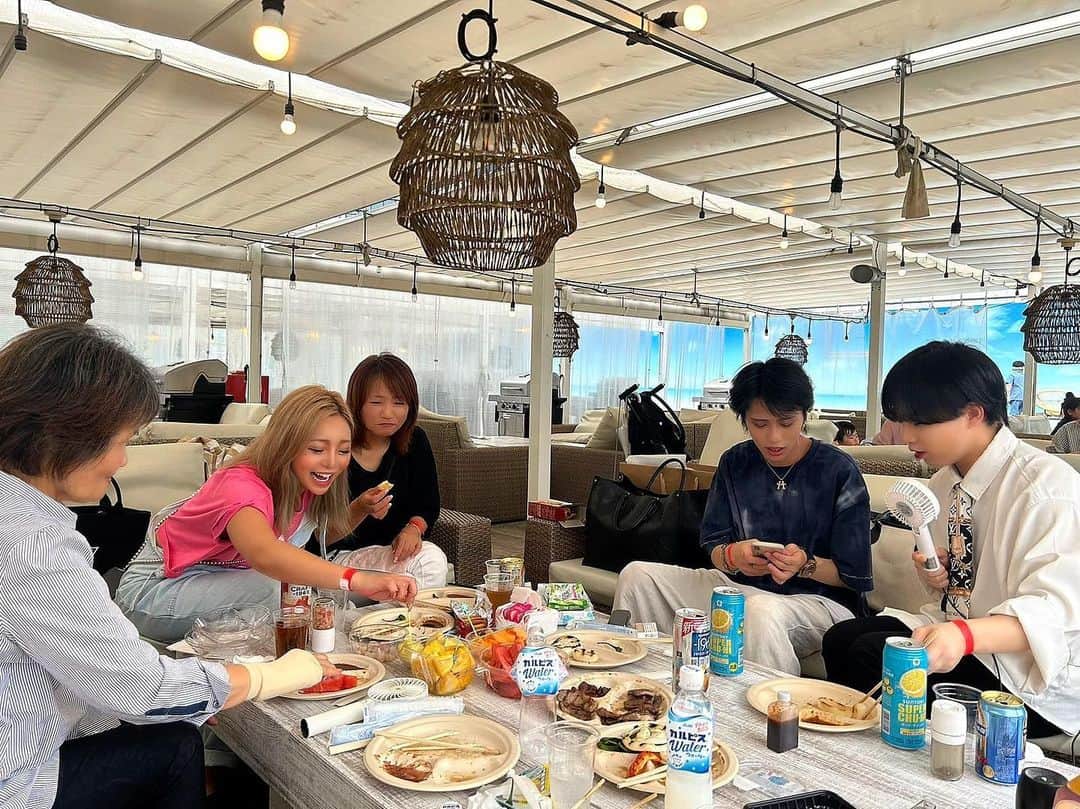 MII MAMAのインスタグラム：「. . . 楽しそーでしかない写真ありがっと☺️ (せめてこっち向いて〜とか言うてꉂ🤣w‪𐤔) . 四世代でBBQ楽しかった🥩💙! 👵🏽👩🏽👱🏾‍♀️👧🏽 ------------------------------------------ 🔎White Style mi mama 良かったらチャンネル登録お願いします🙇🏽‍♀️ #YouTube#ユーチューバー#主婦ユーチューバー#MIIMAMA#チャンネル登録お願いします#2児ママ#年子ママ#ギャルママ#ぎゃるまま#アラサーママ#アラサー#30代#30代ママ#ホワイトインテリア#モノトーンインテリア#シンプルな暮らし#収納#ホワイト収納#イチナナ#イチナナライバー#専属ライバー#主婦ライバー#17LIVE#主婦YouTuber#ママYouTuber#ママライバー#幼稚園ママ#小学生ママ」