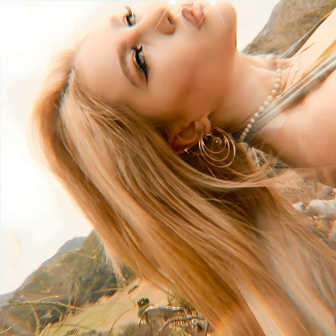エラ・アンダーソンのインスタグラム：「Clumsy is out now everywhere  lyrics and melody written by me, @Ella Aiko produced by @lophiile」
