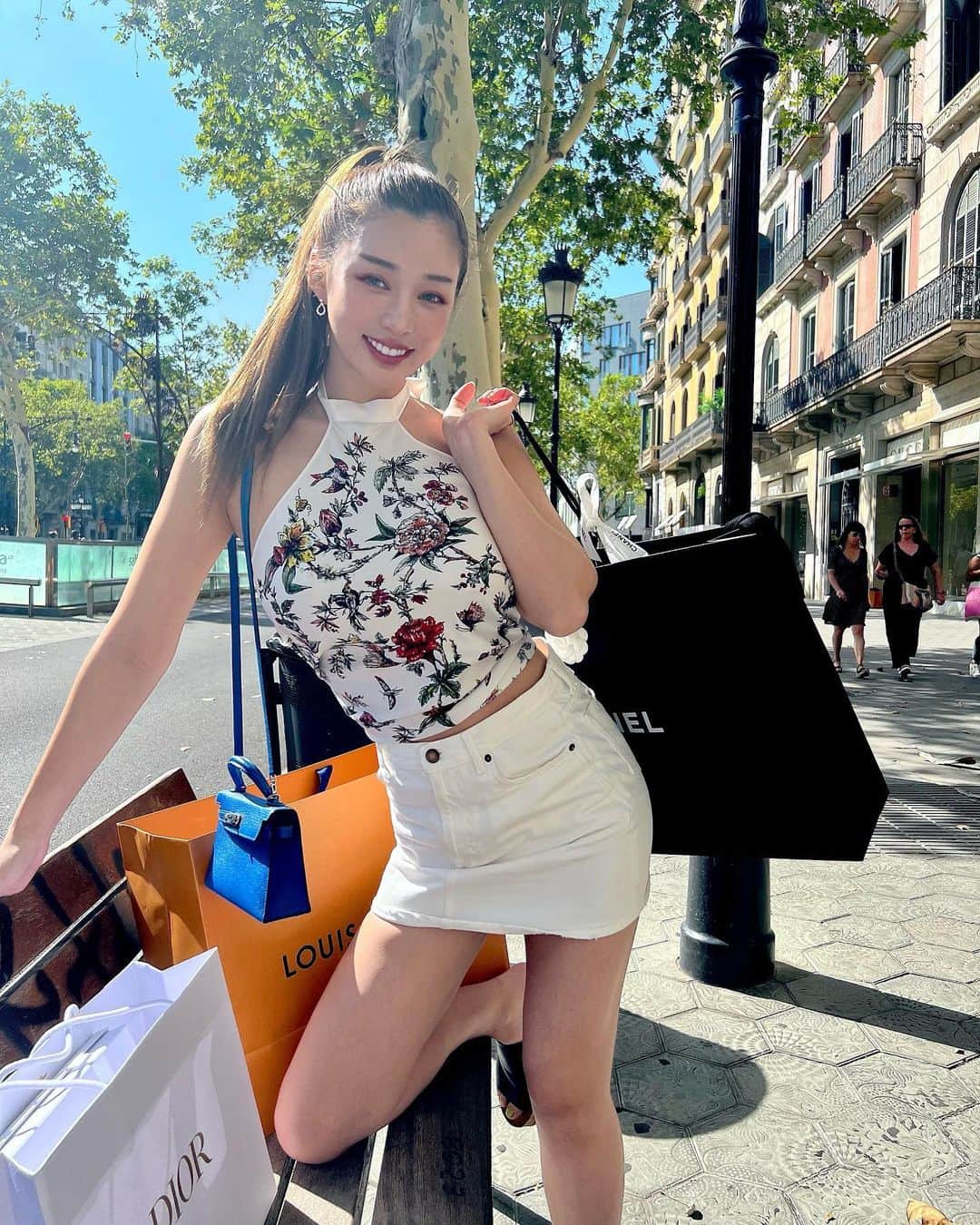 濱野りれのインスタグラム：「Hola! I'm on my Birthday Trip in Barcelona🇪🇸  At the moment when the day changes, we toast champagne at Barcelona Chanel. The first bite was Spanish prosciuttooo! Felicidades😍❤️  今年の誕生日旅行はバルセロナにきています！今年は日付変わる瞬間はバルセロナシャネルでシャンパンをいただき、初めて口に入れたのはスペイン生ハムでした😋くぅ最高  #Barcelona #spain #birthdaytrip #paseodegracia #birthday #louisvuitton #chanel #dior #バルセロナ #スペイン #誕生日旅行 #ヨーロッパ」