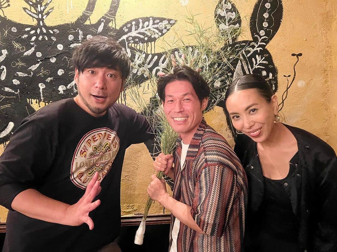 LOVEのインスタグラム：「TANABATA RHAPSODY！  ありがとうございマーヴィンゲイ！ ほんとにたのシェリルクロウ！ 七夕の願い事、みなさま叶いまスティング！  「急にピアニストがきてくれますように」最高のランプの精、かんざさんに大拍手を！　@kanzasumito   そして歌と心も大谷翔平サイズの　@yohei_hamabata 、今夜は本当にありがとう！！  みなさまようこそでした🎋」