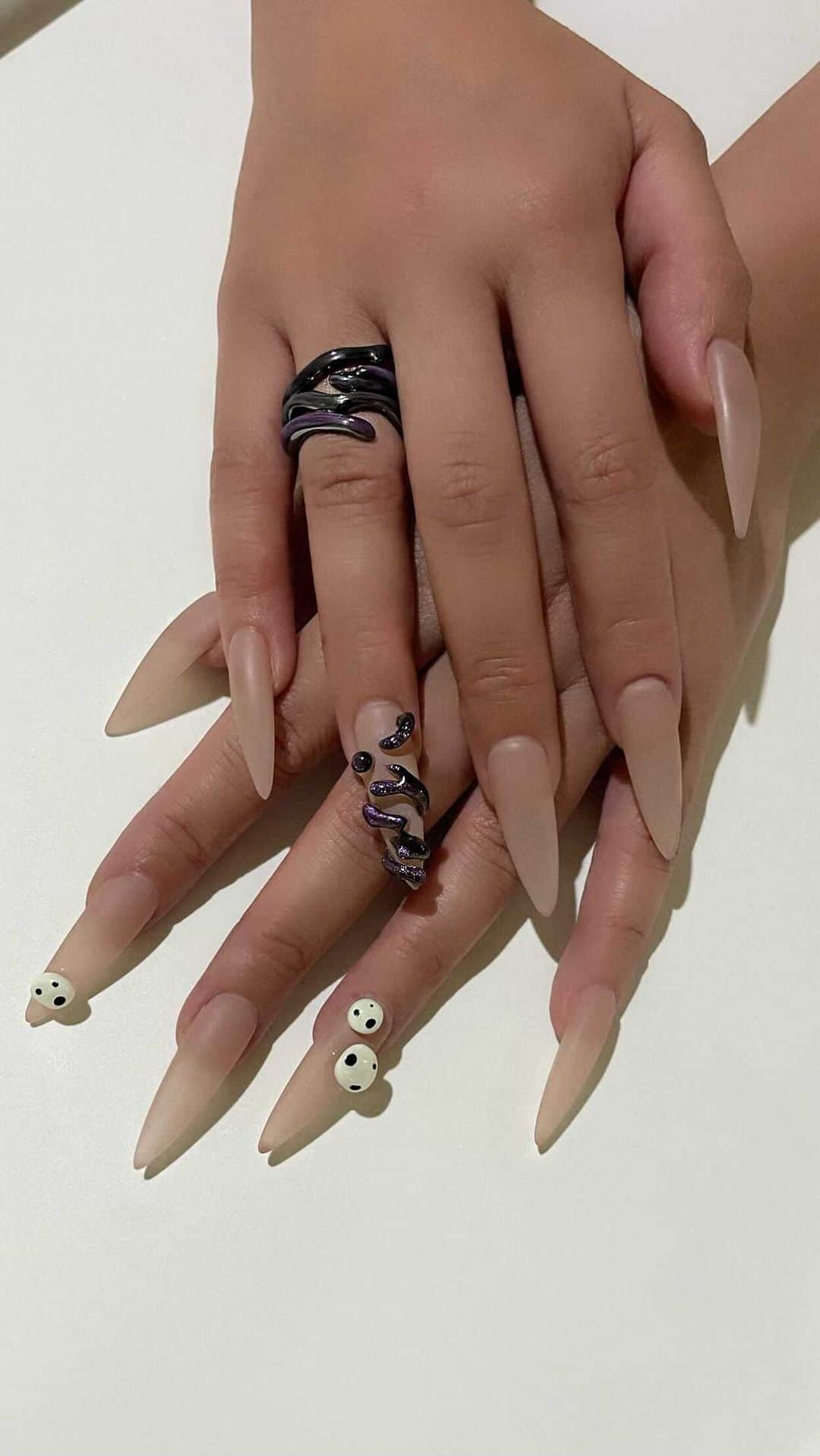 星あやのインスタグラム：「「タタリ神に矢を射るとき心を決めました」アシタカ 　タタリnails/@_spicenails_   どんぐり共和国で買ったタタリ神リング気に入りすぎてて 事前にネイルイメージのデザイン画を出して スケさんに胸熱アートしてもらいました😭 バランスから何から美しい！！！ すこし発光したこだま達は 笑っちゃうくらい可愛いくて泣く。 スケさんの具現化能力…天才です。流石すぎます。 本当に本当に感激です。 ちなみにスペシャルオーダーなので、このネイルにしたい方は 事前にお問い合わせ必須だそうですよ🤍 このネイルをしたいもののけ達は 絶対スパイスネイルのスケさんまで🤍🤍　@_spicenails_   #もののけ姫 #タタリ神 #ghibli  #studioghibli #どんぐり共和国 #クシャナからのアシタカ」