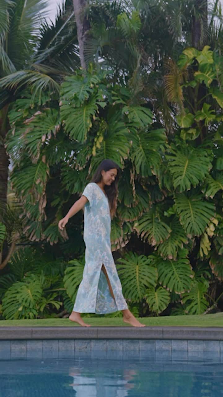 レインスプーナーのインスタグラム：「Happy Aloha Friday. Settle in to summer with our new arrivals for women.」