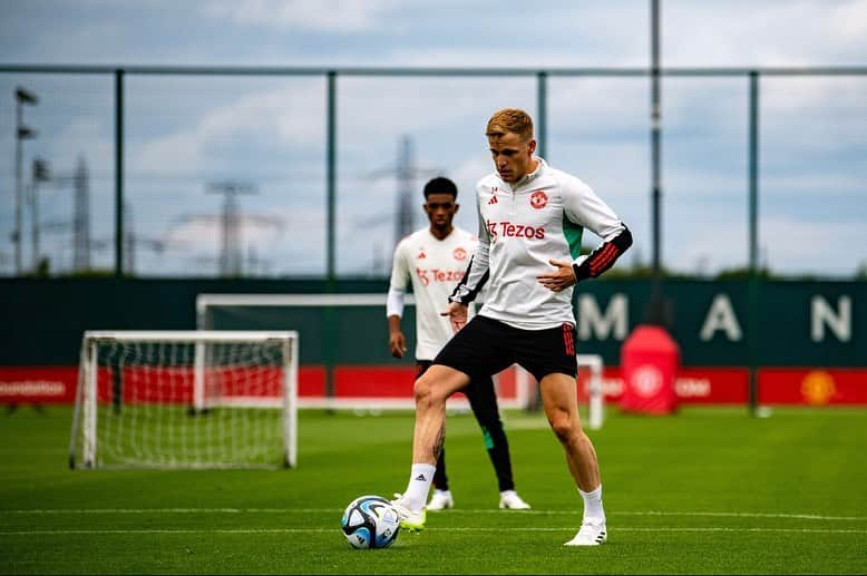 ドニー・ファン・デ・ベークさんのインスタグラム写真 - (ドニー・ファン・デ・ベークInstagram)「Really happy to train with the team after 6 months!💪⚽️❤️」7月8日 2時15分 - donnyvdbeek