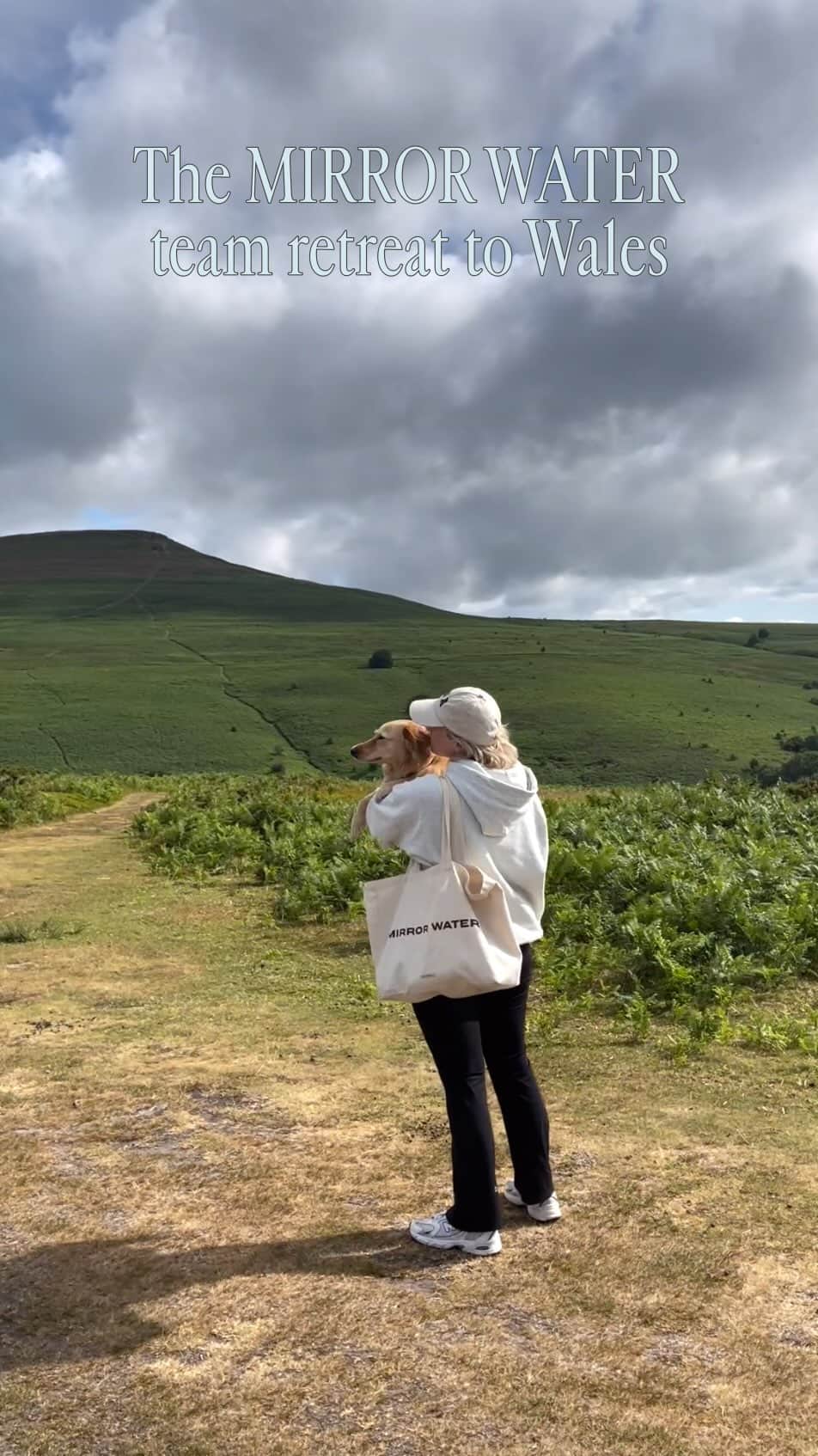 Estée Lalondeのインスタグラム：「THANK YOU Wales, for the smooth state you brought the MW team, for the fresh air, the nature and for the laughs!! 🩵  #MIRRORWATER #smoothstate」