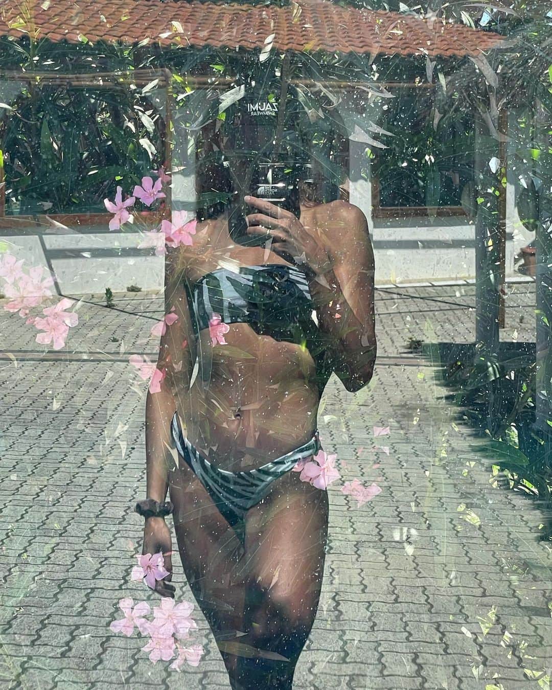 ズザンナ・ヤカボスのインスタグラム：「🌸🌸🌸」