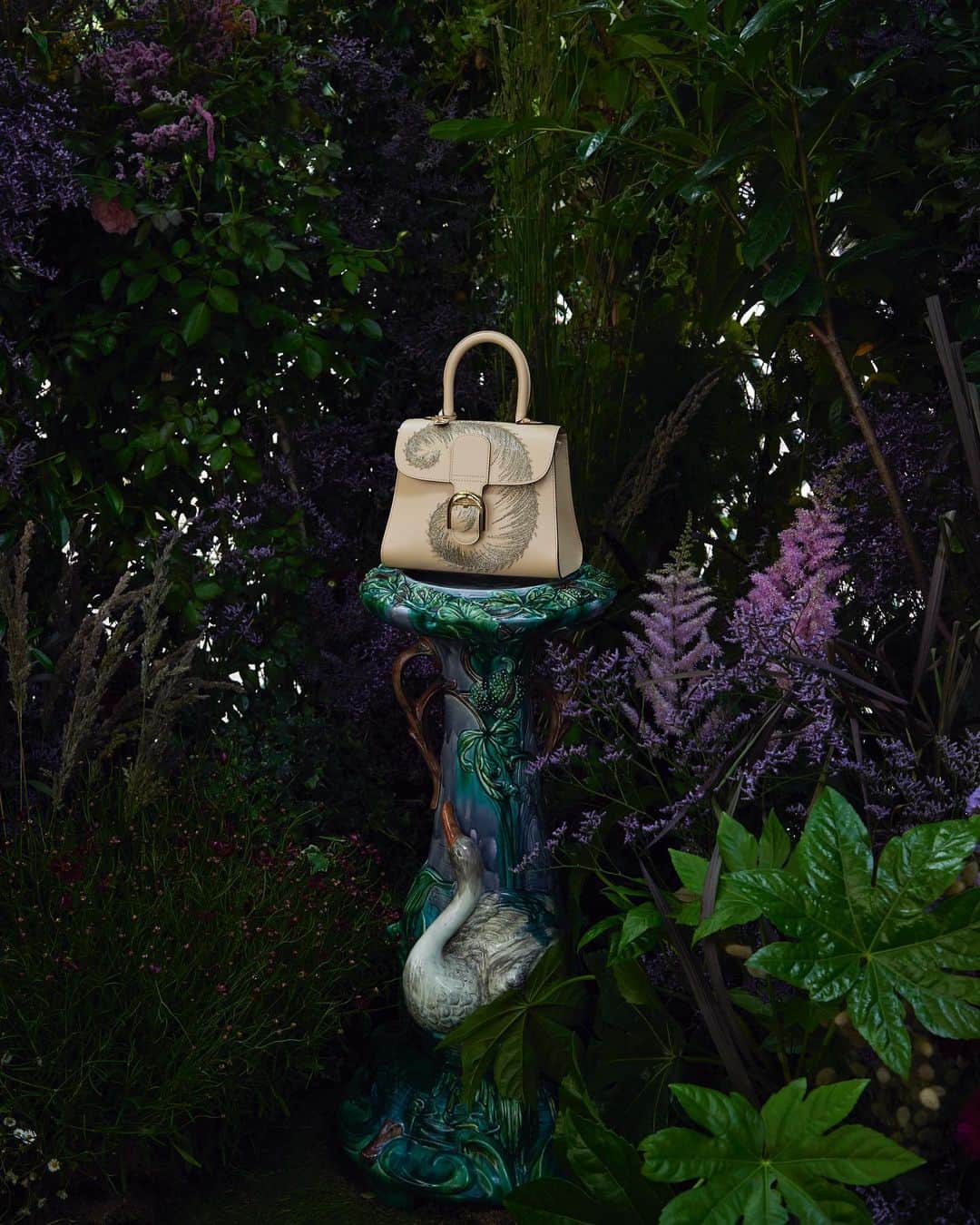 デルボーのインスタグラム：「Delvaux Haute Maroquinerie June 3-5, Paris 2023  “Wisteria”  Painstakingly hand-embroidered metallic thread and beads come together to evoke the swirl of a wisteria flower by night.   Handmade in Paris and Brussels, this masterpiece requires 135 hours to complete.  #Delvaux」