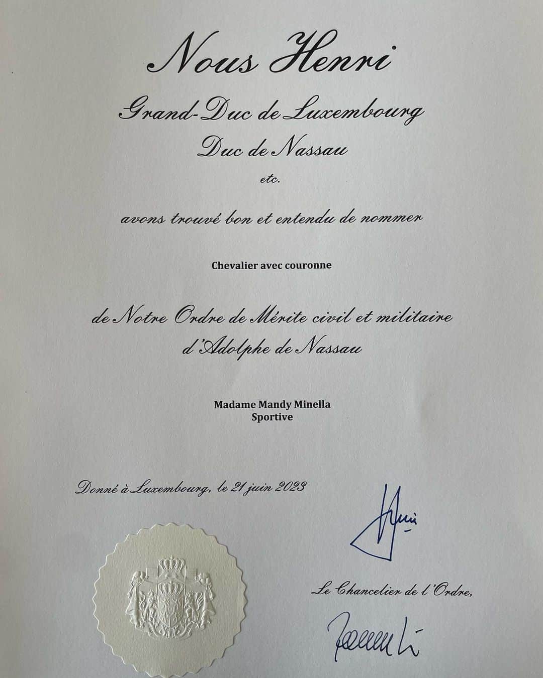マンデイ・ミネラのインスタグラム：「Merci S.A.R le Grand-Duc fir de ”Mérite civile et militaire d'Adolphe de Nassau” @courgrandducale」