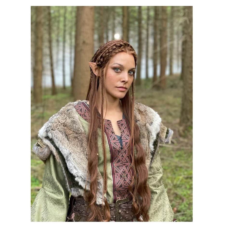 メシア・シムソンのインスタグラム：「Francesca Findabair - Queen Of The Elves - Will stop at nothing to get what she wants ✨🧝🏼‍♀️✨  Tune into The witcher Season 3 Volume 1 now x  Put together by the most magical team ♥️  Makeup 💄 and ears 👂🏽 by @debwatsonmakeup, @sophierobertsmakeup, @hafdispalsd @zvercho   Bespoke Wig made by PRwigs @themaestri  Hand Painted lenses by @eyeinkfx  Skin provided by @111skin   #francescafindabair #thewitcher」