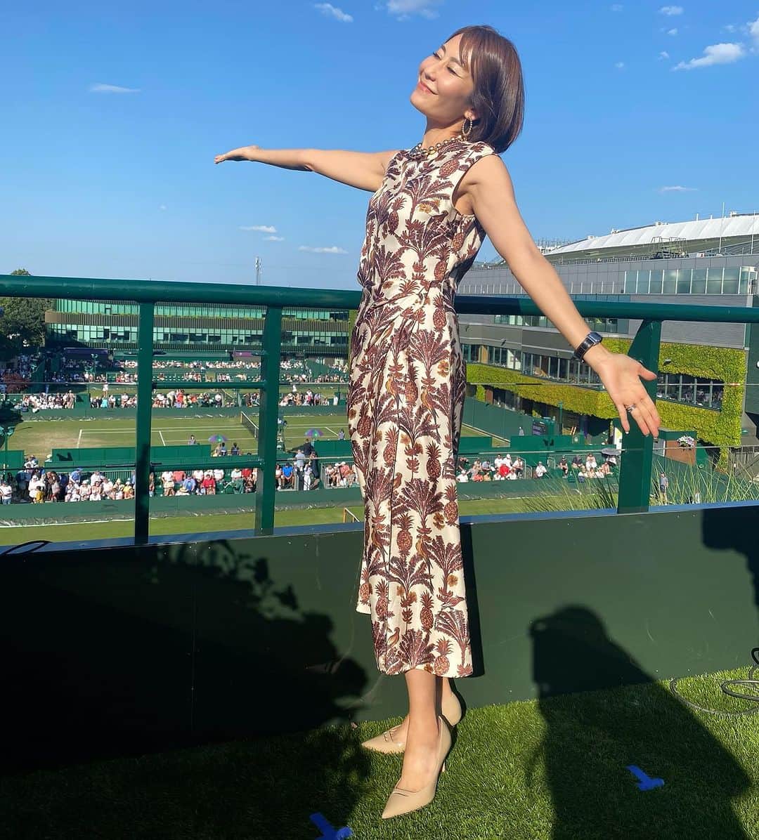 森上亜希子のインスタグラム：「今日のウィンブルドンは30℃近くまで気温が上がり、暑い一日でした！ 私個人的には寒いより暑い方が好きなので、最高に気持ち良いです！  綿貫選手、本当に残念でした。 でも、本人言葉にもありましたが「悔しい！」という思いが選手を強くさせます。 今は怪我などもありランキングを落としているズベレフ選手ですが、世界ランキング元2位ですから間違いなくトップの選手です。その選手に競るだけで満足なのではなく勝ちたい！悔しい！と思える事は今後が本当に楽しみです！  本日の衣装です Styling by @mari_takarada   Dress   @keitamaruyama   Accessories @stellarhollywood   丸山敬太さんのワンピース！ よく見るとパイナップル🍍柄なんです！でも、お色がシックなのでウィンブルドンにピッタリです！  #wimbledon  #nhk #tennis #tennisplayer #解説 #衣装紹介」