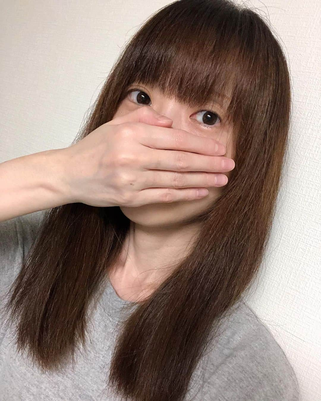 大迫深雪のインスタグラム：「半年振りに髪切ってきました！ やっと行けた… 10センチは切ったかな。 お風呂上がりなので本人確認出来るくらいの顔出しで🙏  #髪切った #すっぴん #美容院行ってきた」