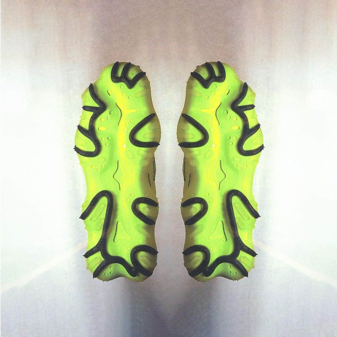 ディーゼルのインスタグラム：「Consider your footprint.    The Prototype P1 represents the newest evolution of Diesel’s signature sneaker. Done in striking neon green and black with an industrial-inspired sole with contrast black accents.    Discover more at the link in bio.   #ForSuccessfulLiving」