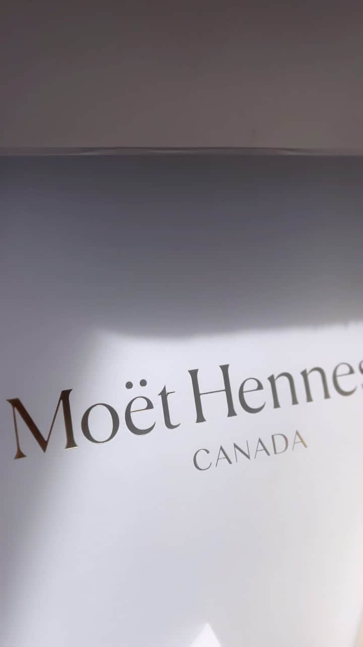 ローラ・ヴァンダーヴォートのインスタグラム：「A relationship that happened organically and has brought such joy and friendship. Thank you @moetchandon #moetchandoncanada for welcoming me into your family & for always being so incredibly supportive of milestones in my life. For celebrating the joys right alongside me.   Cheers 🥂 🍾 @moethennessy #moëtcanada」