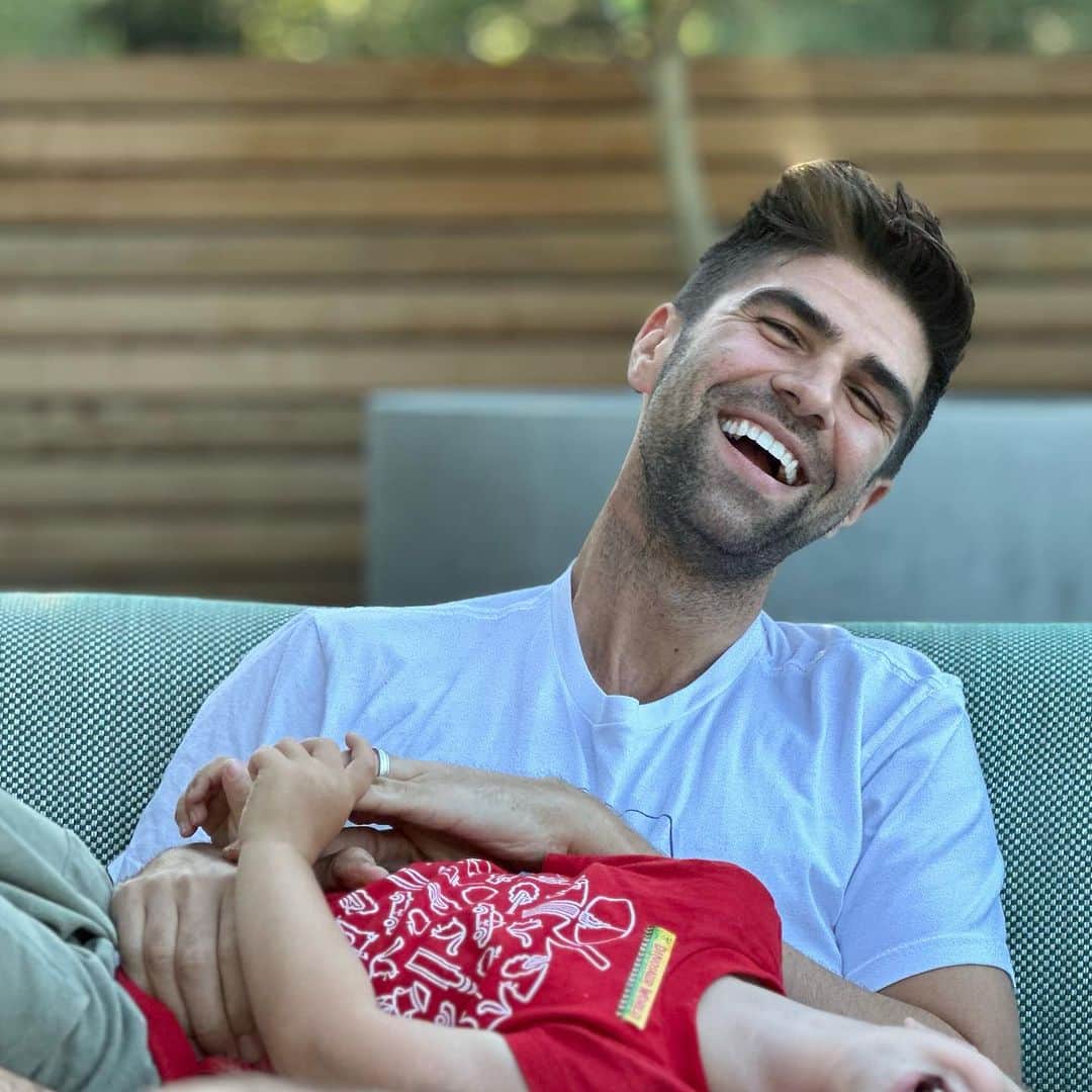 ジェシー・タイラー・ファーガソンのインスタグラム：「Happy 3rd birthday to our sweet, curious, funny, special little nugget, Beckett. We love you very much & are very lucky to have you in our lives. Thank you for making us laugh.   Love you, Papa & Dada  PS. I’m the coolest Papa on the block thanks to @blippi」