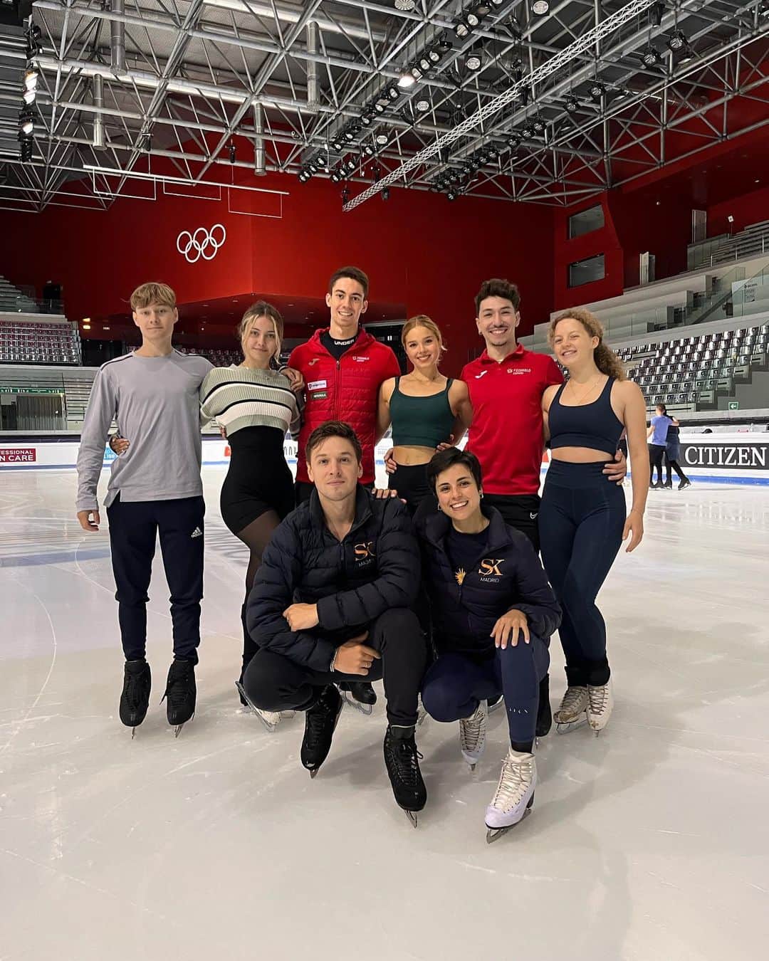 サラ・ウルタドのインスタグラム：「1st week of summer camp ☑️🇮🇹  A few curious things: ➡️First time in history so many Spanish teams get ready for a season together with other top skaters. @fedhielo_patinaje are we making history or what? 🥳✨ (Thank you @mauriziothecap & @luca.lanotte_skater to welcome @sk_icedance to skate with you, it’s a pleasure sharing and learning from you aaaaaaaaaand thank you skaters, you’re a joy to watch 🫶🏼⛸️) ➡️The rink is so warm the guys have to practice with a towel to dry themselves  (Just watch @arnaudpleindamour 💦) ➡️The guy that does the ice wears the cutest blanket always sitting in the zamboni like he is about to Netflix and chill. ➡️The vibes of this dog represent me right now and there’s 3 more weeks to come😅🤭  I think it’s time to recover over the weekend 🤭😎」