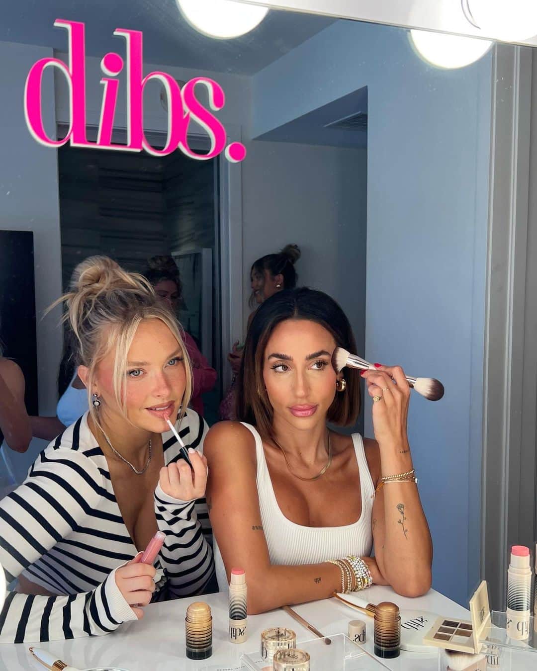 Sports Illustrated Swimsuitさんのインスタグラム写真 - (Sports Illustrated SwimsuitInstagram)「That Miami heat has nothing on @camillekostek and @courtney_shields thanks to those @DIBSbeauty mid-day touch ups! 💋」7月8日 3時08分 - si_swimsuit