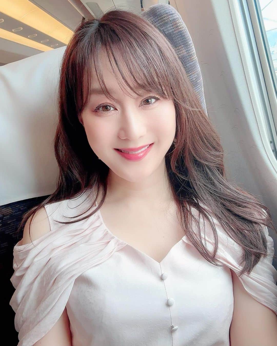 村上麻衣のインスタグラム：「お疲れ様です☘️  貯まったポイントでグリーン車。 快適すぎて、博多まで行きたいくらいだった！笑  ちなみに横浜市民は、 東京↔︎ 新横浜 の区間で新幹線を使います🚄  安くて早くて最高なんです。 だから私はよく新幹線乗ってます😂  皆さま1週間お疲れ様でした。  . . . .  #新幹線#自撮り #自撮り女子 #selfie #smile #笑顔 #お疲れ様 #お疲れ様でした #asianbeauty#Japan#shinkansen」