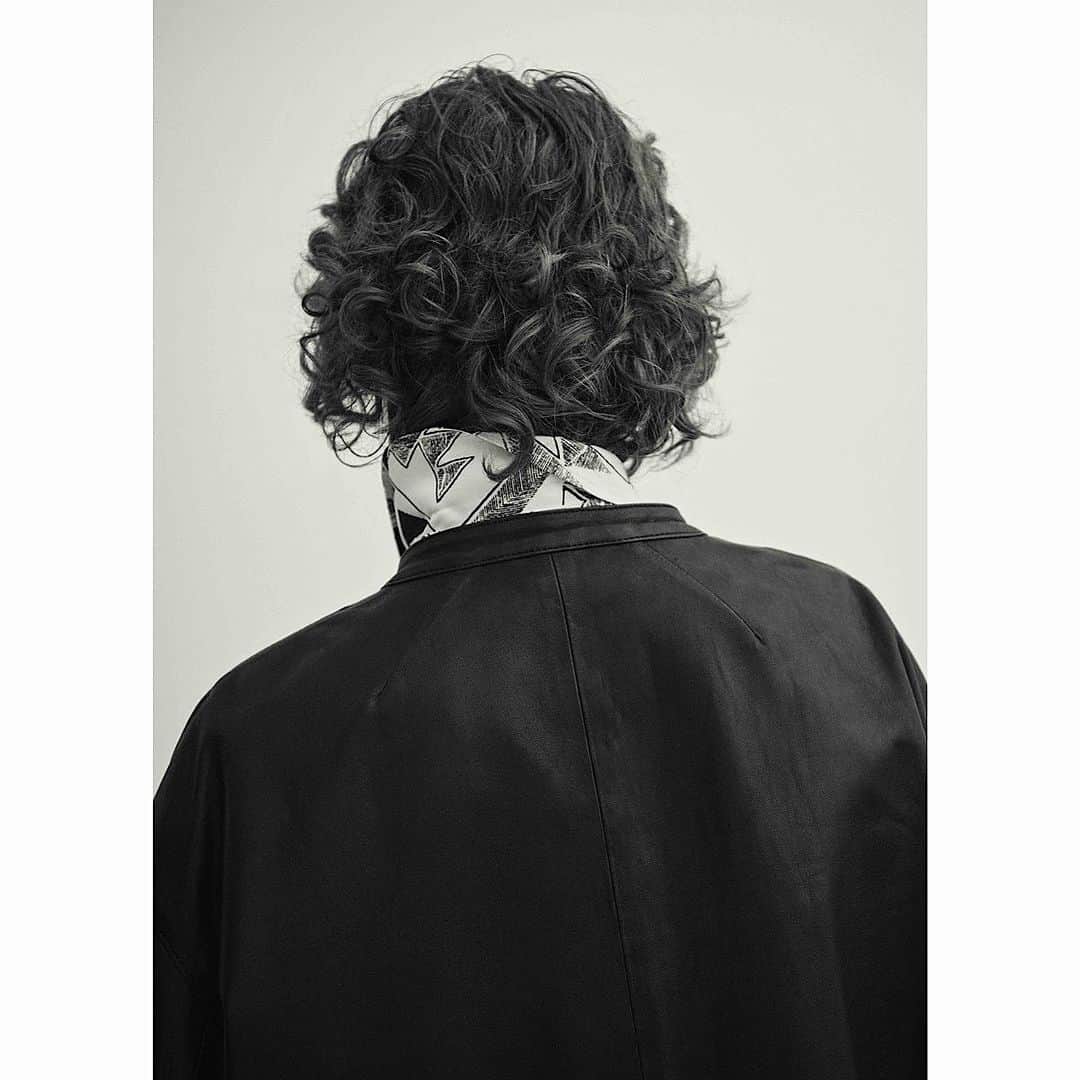 ニアーのインスタグラム：「. near.nipponオンラインストアに23AW新作入荷を開始いたしました。 随時少しずつ追加入荷して参りますので、ぜひご覧いただけましたら幸いです。  プロフィールトップより store.near-nippon.com  全国のお取り扱いいただいているセレクトショップ様へのデリバリーもスタートしております。 お近くのお取り扱い店など、お気軽にお問合せください。  . . .  AWTUMN / WINTER 2023 “ one’s identity “  私を見つめる。 自分の本当を探して、目をそらさずに直視する。  大切にしたい想い、モノやコトは その前よりも、ありのままに浮かび上がり心に留まる。  そのかけがえの無い要素は、 様々な価値観の中でも、容易に消える事の無い とても純粋で確かなモノ。  私のスタンダードは、ナチュラルに形成され 一つのアイデンティティーとして、光を放つ。  無数に存在する、それぞれのアイデンティティー。  多様な心に寄り添い、手を取り 新たな世界を創造する。  @near.nippon_official  @near.nippon_online_showroom   #nearnippon#ニアーニッポン#23AW」