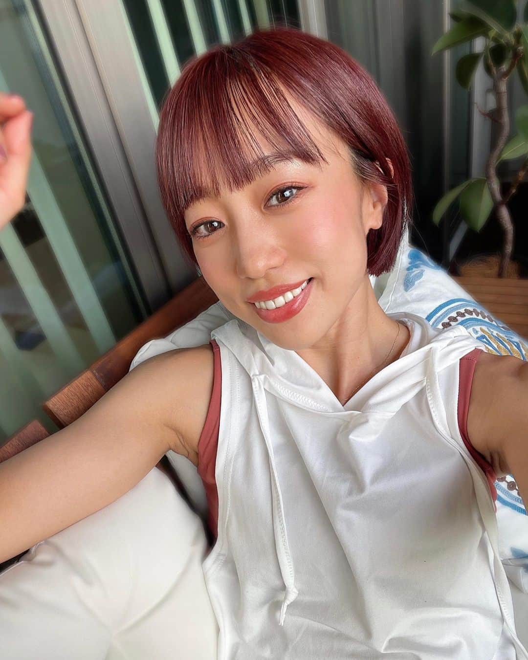 DJ YURiAのインスタグラム：「髪の毛を赤にしてみたよ🌶️  バサバサしてきてたから 何やら高いトリートメントで ツルツルにしてもらった。 ちびまる子。  赤って暗いところでは黒に 見えるみたいで、  夫『お！黒にしたん？』 って言われたけど、、、  太陽に当たったら結構真っ赤だから ビックリするかな🤣  #shorthair  #ショートヘア #ミニボブ #レッドカラー  #ワイドバング」