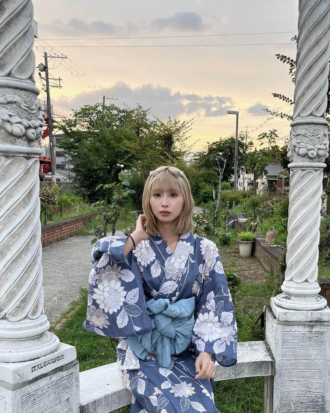 三浦寿莉さんのインスタグラム写真 - (三浦寿莉Instagram)「くすみカラーでちょーかわいいのෆ˚*  この浴衣はイオンさんから提供していただきました🥹💭  #pr #ad #イオンゆかた2023 #イオン浴衣 #ゆかた #浴衣 #yukata #くすみカラー #浴衣ヘア #浴衣メイク」7月7日 19時00分 - juri_miura0919