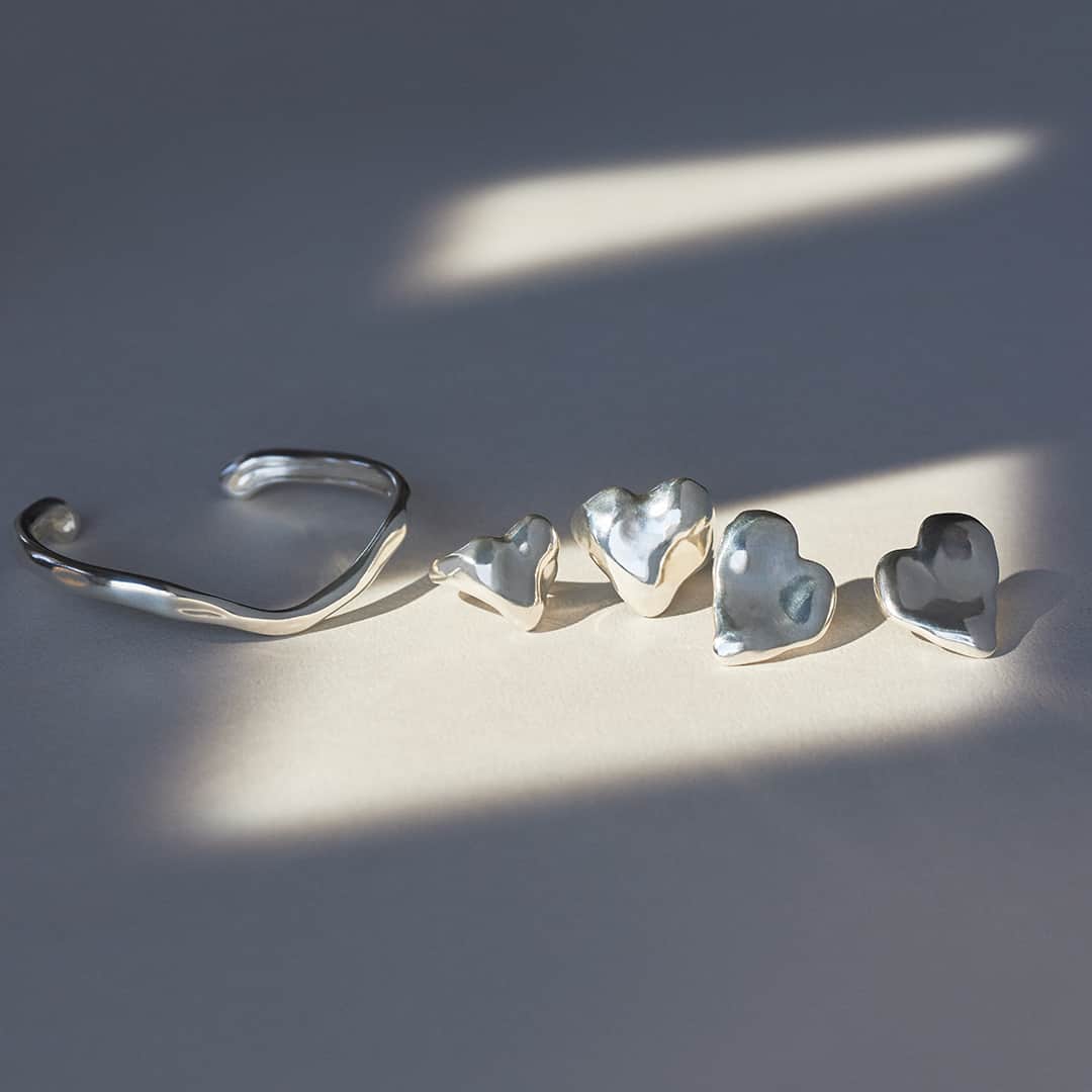 nojess_officialさんのインスタグラム写真 - (nojess_officialInstagram)「【2023 Autumn Collection】 大胆なサイズでビターな雰囲気に仕上げたハートのジュエリー。 ぷっくりとしたフォルムが印象的。  #nojess #accessories #jewelry #ring #pierce #necklace #ノジェス #アクセサリー #ジュエリー #リング #ピアス #ネックレス #マイノジェス #ギフト #プレゼント #ご褒美ジュエリー #華奢ジュエリー #ジュエリーコーディネート #ダイヤモンドジュエリー #シルバージュエリー #モチーフジュエリー」7月7日 19時00分 - nojess_official