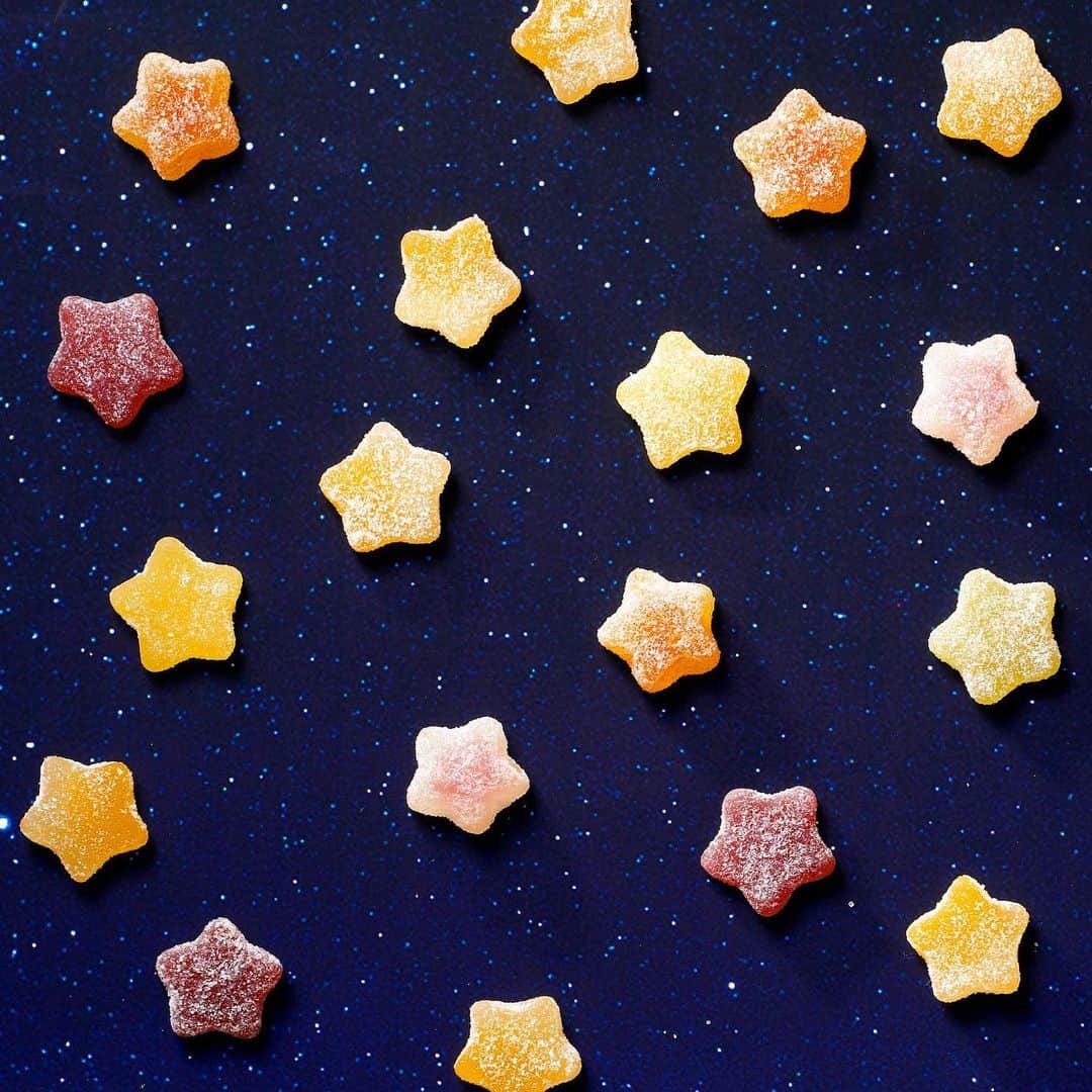 カンロ公式”ピュレフォト”（kanro_pr）のインスタグラム：「. 星ピュレかわいい！と思ったら"いいね♡"してね☺️  ☆。.:＊・゜☆。.:＊・゜  星ピュレに願いを込めて🎋  ☆。.:＊・゜☆。.:＊・゜  今日は七夕ですね✨️ 色とりどりの星ピュレを夜空に散りばめました🌌  今年から登場したピュレグミプレミアムの ふっくら星型も使用しているので見つけてくださいね𖤐´-  皆さんの願いが叶いますように💫💫  #ピュレグミ #ピュレグミプレミアム #グミ #グミ好き #グミ活 #グミ部 #グミ好きな人と繋がりたい #スイーツ #フルーツ #フルーツ好き #おやつ #今日のおやつ #コンビニ #コンビニお菓子 #仕事のお供 #壁紙 #壁紙配布 #ロック画面  #星 #星ピュレ #七夕 #たなばた #七夕の願い事 #🎋 #星に願いを #ハートをあげるひと粒 #カンロ #kanro」