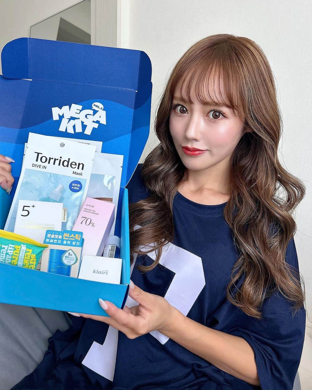 のインスタグラム：「⁡ ⁡ Qoo10 summer MEGA KIT 🍉✨ ⁡ ⁡ 買うたびに20%分のポイントが返ってくる メガポイント祭が7/1〜7/7(金)23:59まで Qoo10で開催中だよ♡ ⁡ ⁡ ⁡ 夏にピッタリな豪華なラインナップ♪ この日つけてるリップは エンドラスターティントだよ🤭💕 ⁡ ⁡ ⁡ ⁡ @qoo10.official  ⁡ #Qoo10MegaKit#Qoo10#メガポ#PR」