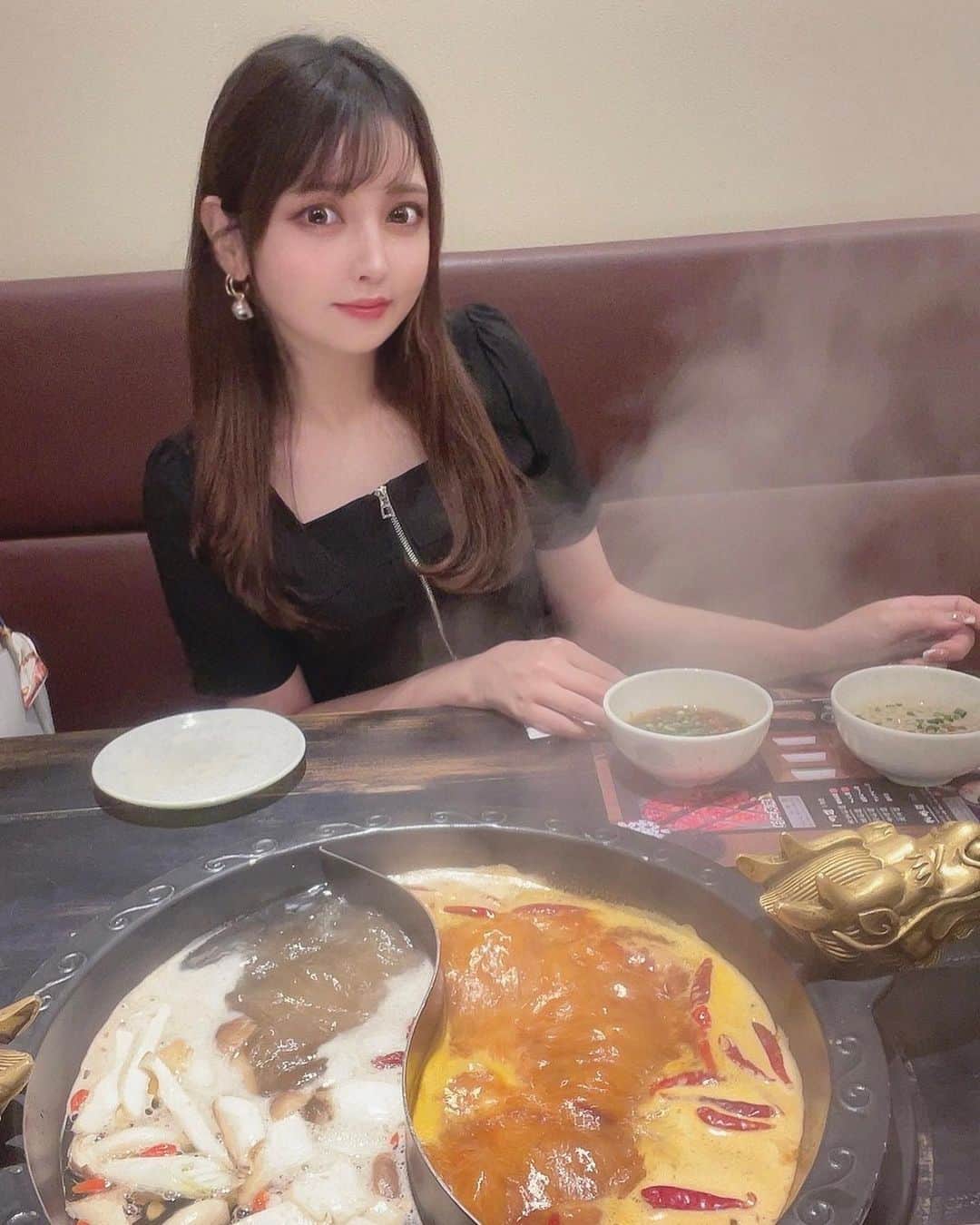 いーちゃんさんのインスタグラム写真 - (いーちゃんInstagram)「. 本格的な火鍋を日本で味わえるお店🔥 四川伝統火鍋 蜀漢 名古屋本店🌶 . 人生初火鍋！！😳 どんな感じなんだろうと思ってたけど テレビでも話題のお店で美味しかった🫶🏻 . 新栄らへんだけど外観が派手で目立ってすぐわかった🤣 まずは鍋のベーススープと具材を選ぶ🙆🏻‍♀️ 二色鍋にして1つは辛めのスープでもう1つは 人気のキノコ鍋にしてみました✌🏻 具材は野菜、肉、海鮮、内臓など約80種類以上から ビュッフェスタイルで好きなだけ！！ 具材も盛りだくさんで満足🥺 . 次はオリジナルのつけダレを調合！ 調味料が凄い種類並んでて見たことないのも 多かったからお店の方にゴマだれとポン酢の つけダレ作ってもらった🙆🏻‍♀️ 何種類も調合してて凄かった😳 タレもピリ辛で美味しい✌🏻 . 火鍋スープは濃厚で辛くてグツグツ熱くて刺激的🌶 ずっと食べてると辛っ！ってなる🤣 本場中国の漢方を何種類も使ったスープは 美容健康にもよくてデトックスにもなるらしい👼 . デザートでふわふわアイスのいちご🍓 かき氷？ぽいけど濃厚でふわふわ🍨 辛い口が落ち着いた🌶 麺系やお米系や他のメニューもお酒もあるから 鍋以外にも楽しめます✌🏻🤍 . . 🉐事前電話予約時に『インスタ特典』と 伝えるとデザート(ビンフン)サービス✨️ 📞 050-5448-3027 . 📍名古屋市中区栄5-8-6 ⏱17:00~0:00/無休 . PR @shokukan.hinabe #四川伝統火鍋 #激辛グルメ #蜀漢 #マー活 #栄ディナー #名古屋グルメ #四川伝統火鍋蜀漢 #名古屋火鍋 #名古屋居酒屋 #栄グルメ #矢場町グルメ #名古屋ディナー #鍋料理 #火鍋 #四川火鍋 #飯テロ #グルメ好きな人と繋がりたい #グルメ女子 #グルメスタグラム」7月7日 18時27分 - echan_10