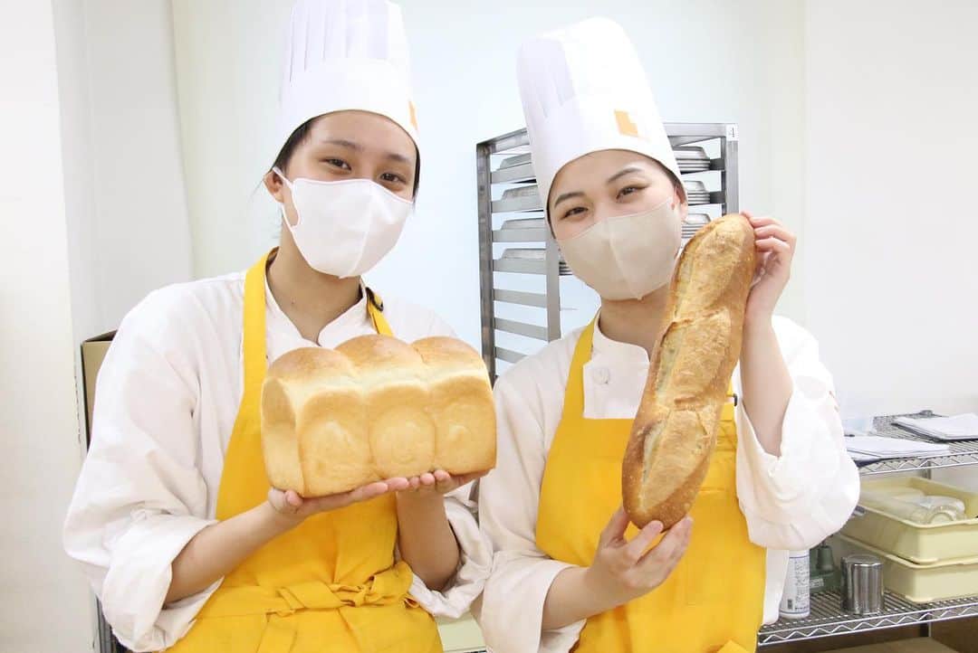 神戸製菓専門学校（公式）さんのインスタグラム写真 - (神戸製菓専門学校（公式）Instagram)「🥖1年間、みっちりパンを学べる神戸製菓✨🍞  神戸製菓の製パン本科(昼1年制)は 1年間のうち約84％が実習・演習❗️  しかも、ほとんどがパン実習🍞😍  パン好きにはたまらない、夢のような学科✨  入学して3ヶ月。 パン作りの基本の工程はバッチリ★😉  今日は4種類💪 #フランスパン #ミルクソフト #チーズチーズ #じゃかバターパン  3時間熟成させて作るフランスパンは初挑戦❗️  これから様々な種類のパンに触れていきます🥖  #神戸製菓　#神戸製菓専門学校  #製パン本科　#パン　#パン作り　#食パン　#パン屋さん #パン好き　#パン大好き部 #パン活 #パン部 #🍞　#神戸　#三ノ宮　#pattistagram2023」7月7日 18時20分 - kobeseika_info