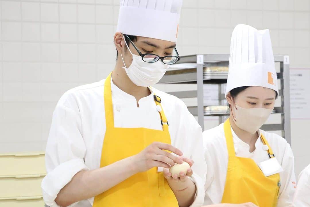 神戸製菓専門学校（公式）さんのインスタグラム写真 - (神戸製菓専門学校（公式）Instagram)「🥖1年間、みっちりパンを学べる神戸製菓✨🍞  神戸製菓の製パン本科(昼1年制)は 1年間のうち約84％が実習・演習❗️  しかも、ほとんどがパン実習🍞😍  パン好きにはたまらない、夢のような学科✨  入学して3ヶ月。 パン作りの基本の工程はバッチリ★😉  今日は4種類💪 #フランスパン #ミルクソフト #チーズチーズ #じゃかバターパン  3時間熟成させて作るフランスパンは初挑戦❗️  これから様々な種類のパンに触れていきます🥖  #神戸製菓　#神戸製菓専門学校  #製パン本科　#パン　#パン作り　#食パン　#パン屋さん #パン好き　#パン大好き部 #パン活 #パン部 #🍞　#神戸　#三ノ宮　#pattistagram2023」7月7日 18時20分 - kobeseika_info