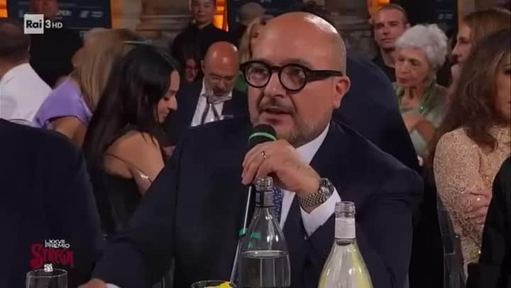 マッテオ・レンツィのインスタグラム：「Ho capito perché il Ministro Sangiuliano ha scelto di cancellare la #18App: lui i libri non li legge. Li scrive, li giudica ma non li legge. Ieri al Premio Strega è accaduta questa scena. Ministro, fatti perdonare: restituisci ai diciottenni la Card per i consumi culturali. Leggere serve!」