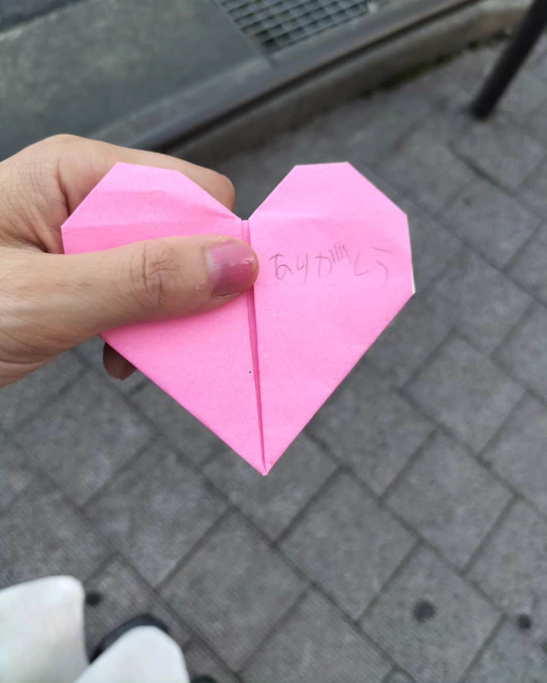しじみのインスタグラム：「ドラマの撮影無事終わりました！ ピンク御殿へ急ぎます🙋  子役の子からこれ貰いました。 はぁああああああ♡♡♡ もうさ…大ファンになったよね👧！！！  放送日等、またお知らせします！」