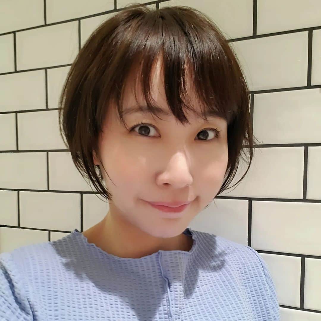 水野友貴のインスタグラム：「選挙も終わり、夏なので、潔くバッサリと7センチ切ってショートに✂️ 外国の少年風にクルクルお洒落ショートです🙋 ちょっとメーちゃんとお揃い。  たぶん、我孫子市内を歩いていても誰も気がつかないほど、変わりました🚶‍♂️ そんな「2023夏」にしたいと思います☀️  #ショートヘア  #ショートパーマ  #ショート #ヘアカット」