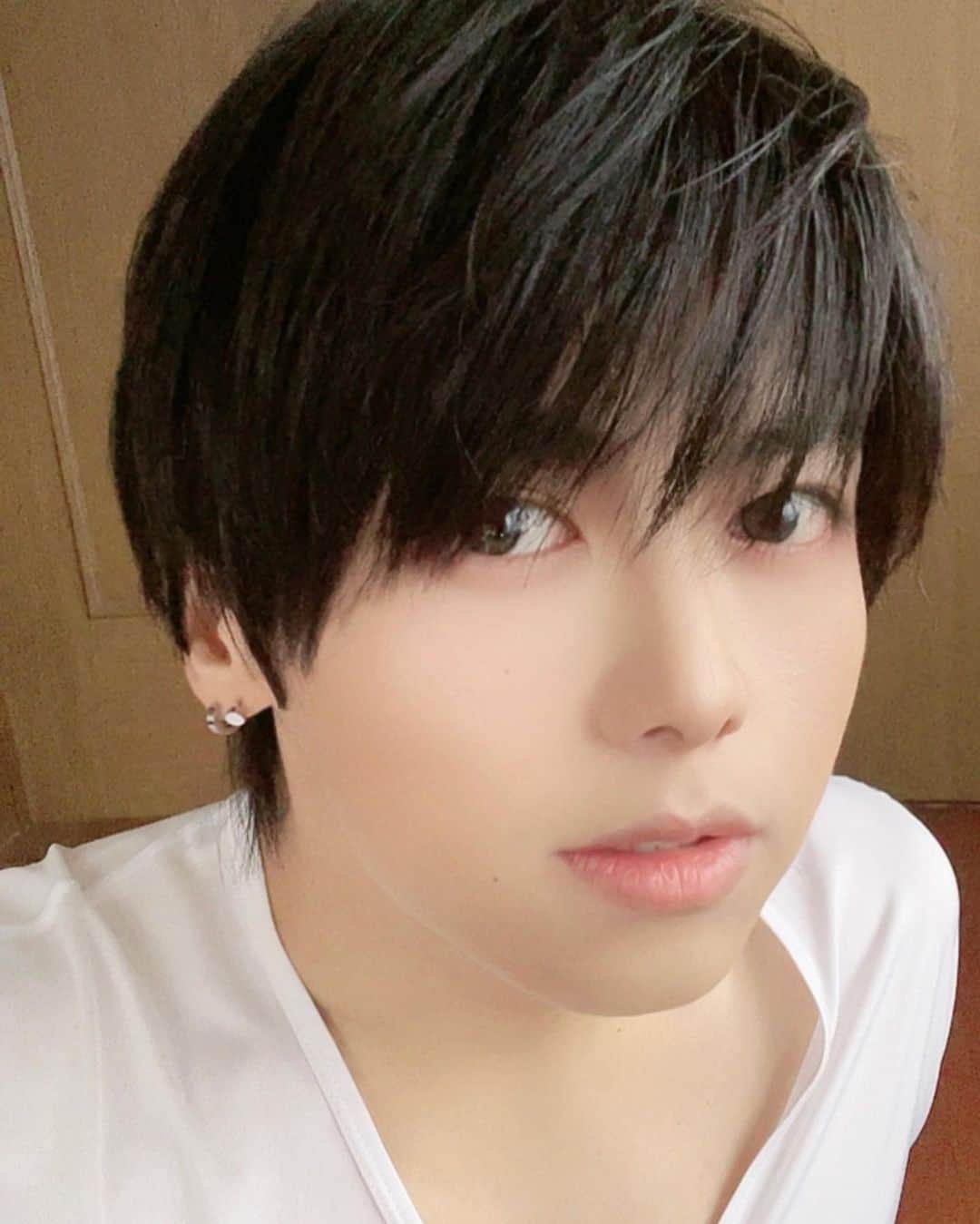 泉クリスのインスタグラム：「セルフヘアーカット  久しぶりに自分で髪切ってみました。 後は見えないので結構雑。」