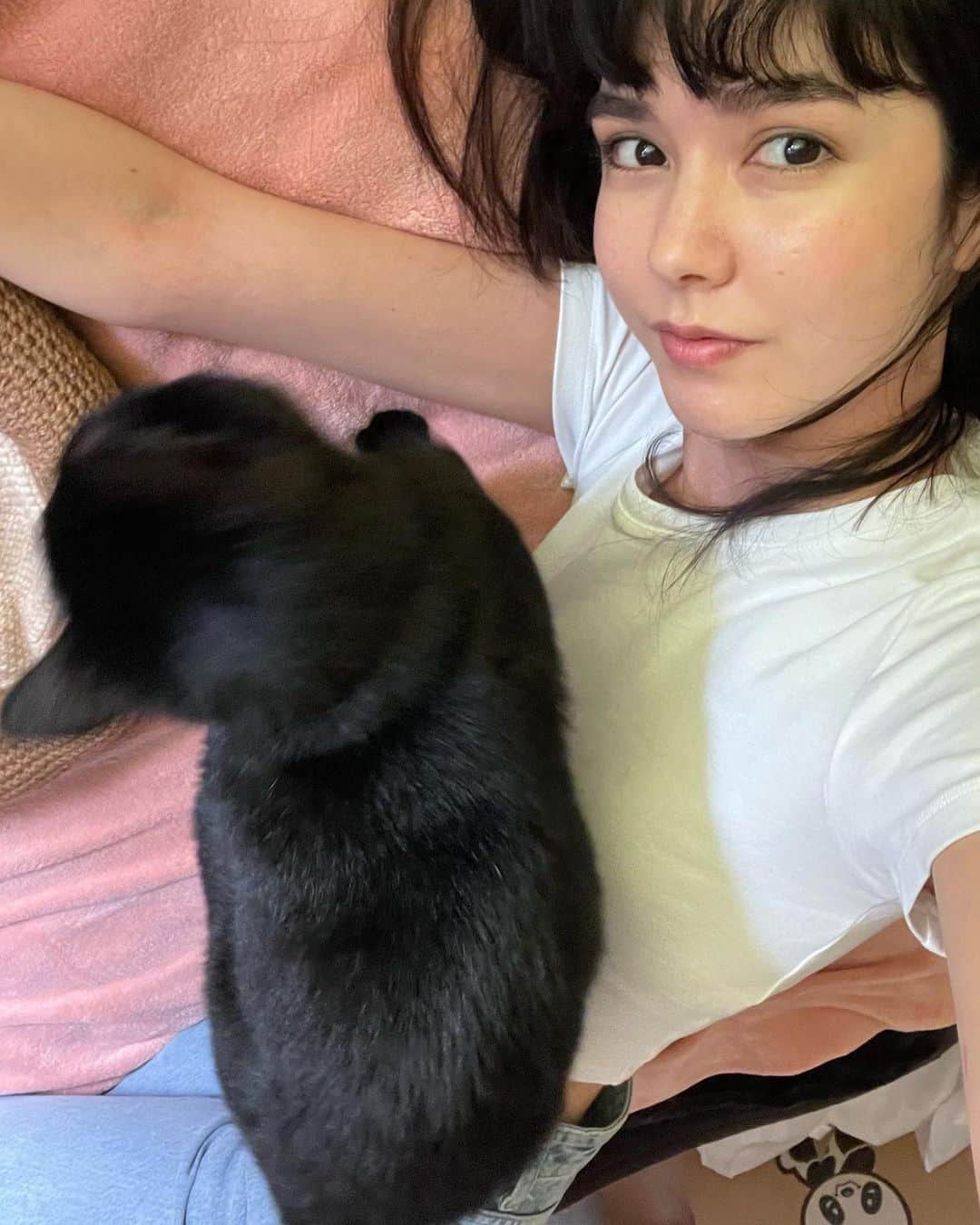 橘モニカのインスタグラム：「Taking pictures with Jiji is never easy… ジジと写真を撮るのは難しい🤨 . . . . . #Jiji#cute#cat#blackcat#selfie#style#fashion#model#ジジ#猫#可愛い#黒猫#スタイル#ファッション#モデル#고양이#귀여워#지지#스타일#패션#모델#일상」