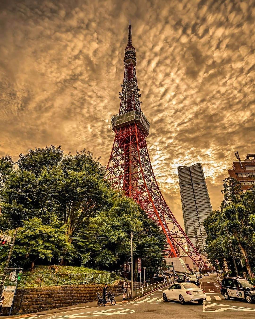 東京タワーさんのインスタグラム写真 - (東京タワーInstagram)「. 夕焼けの鱗雲を背景にした東京タワー🗼   等間隔に広がる鱗雲は、 夕焼け空のキャンパスに描かれた 芸術作品のようです。   迫力の1枚ですね。   本日は、Your Toky Tower🗼から @s.time_style さんのお写真をご紹介！   素敵なお写真をありがとうございました😊  --------------------------------  【 お知らせ 】  メインデッキの夜景を彩る 季節のプロジェクションマッピング 夜景に広がる夏の情景  TOKYO TOWER CITY LIGHT FANTASIA ~Summer landscape 2023~開催中！  詳細はプロフィールの ストーリーズハイライト「CLF」から↓↓↓ @tokyotower_official  --------------------------------  #東京タワー #東京タワー🗼  #tokyotower #tokyotower🗼  #夕焼け #雲 #雲が好き  #雲が綺麗  #鱗雲」7月7日 18時45分 - tokyotower_official