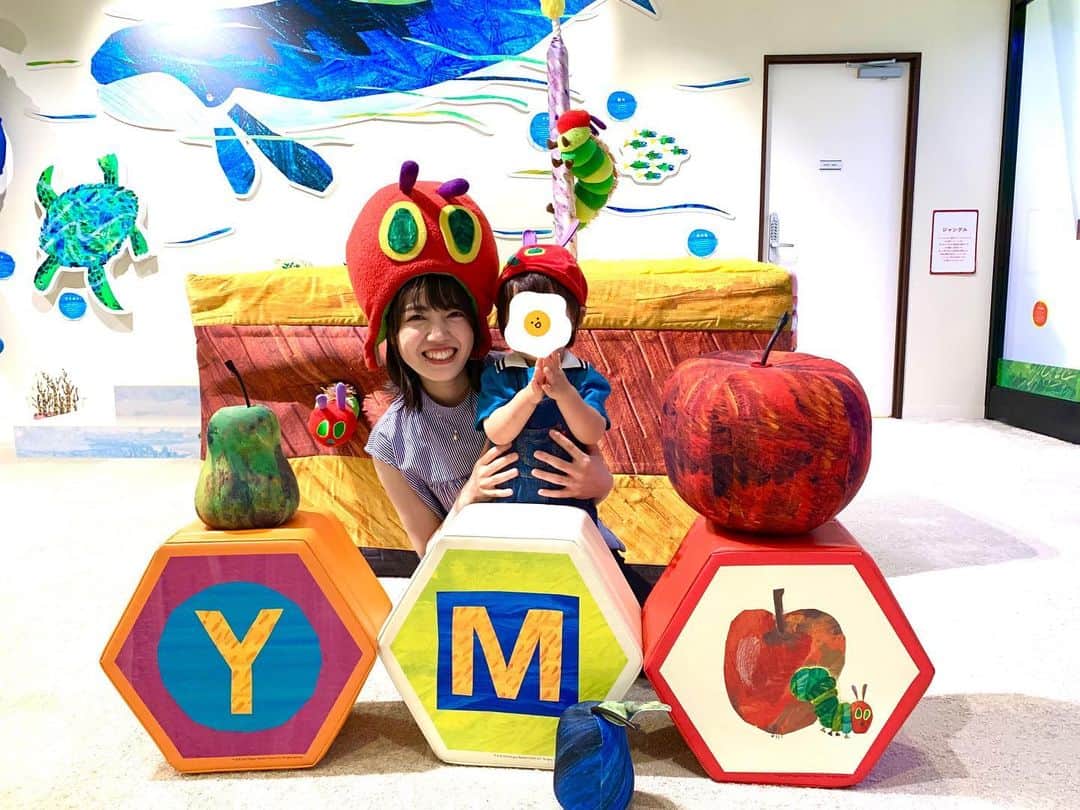 登レイナのインスタグラム：「• はらぺこあおむしブームな息子と一緒に Play!Park ERIC CARLEへ  世界観がそのもので、 見ての通り大人もはしゃいでしまいました😉  はらぺこあおむしって、 読めば読むほど可愛くみえてくるのなんででしょう🍎  #はらぺこあおむし　#二子玉川ライズ　#絵本　 #フリーアナウンサー」