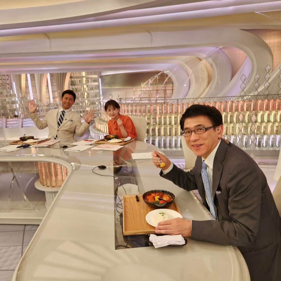 フジテレビ「プライムニュース イブニング」さんのインスタグラム写真 - (フジテレビ「プライムニュース イブニング」Instagram)「きょうの　#食べヨミ　スタジオでは、#夏野菜のスープカレー をいただきました！ ポイントはトマトジュース🍅 ほどよい酸味もプラスされ、うまみもアップしますよ🍛  #榎並大二郎　@enami_daijiro #宮司愛海 @manami_miyaji #齋藤孝 #遠藤玲子　@reiko.endo_0429 #勝野健　@ken.katsuno  #ガチャピン　@gachapin_official  #ごはん #夜ごはん #ご飯 #メニュー #人気 #週末 #おすすめ #イチオシ」7月7日 18時58分 - livenews_it
