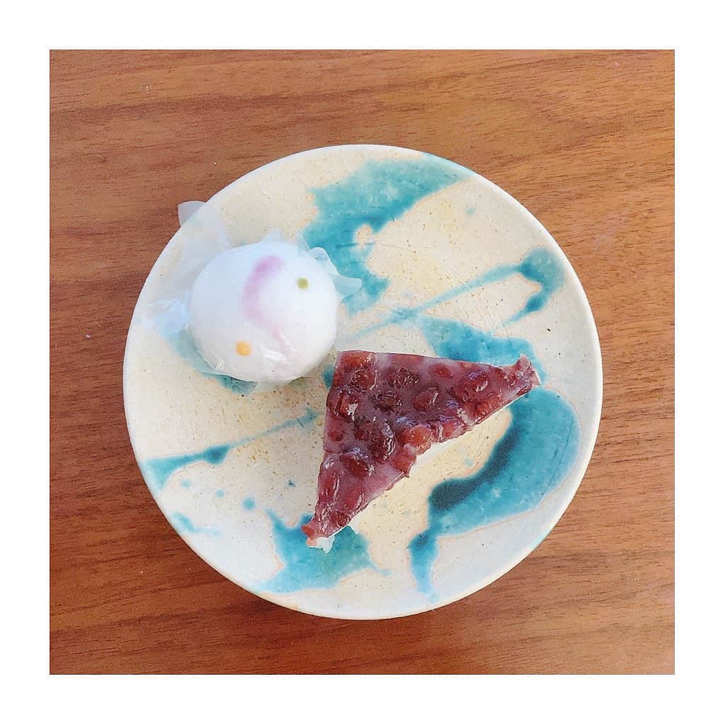 秋元才加のインスタグラム：「今日は七夕ですね。 記念日には疎い私ですが、昔からなんとなーく唯一好きな七夕🎋。 七夕が近くなると何故か七夕の日の天気を気にしてしまいます。 今夜は織姫と彦星は会えそうですね。 暑そうだけど。  今日はトレーニング後にデパ地下に寄ってみました。 天の川というお饅頭が売っていたので購入。  ここ最近の夏は猛暑が当たり前で、小学生の頃、「明日は30℃超えるってよ！」って珍しそうに話してたのを思い出します。  まだまだ混沌としている世の中で、漠然とした不安に襲われる事もありますが、皆様が少しでも気持ち穏やかに、笑顔でいられる時間を多く過ごせますように。 今年の七夕のお願いです。  これから更に暑くなりそうですが、熱中症には気をつけてお過ごしくださいね。 無理せず、無理せず！  それにしても、暑過ぎる…！」