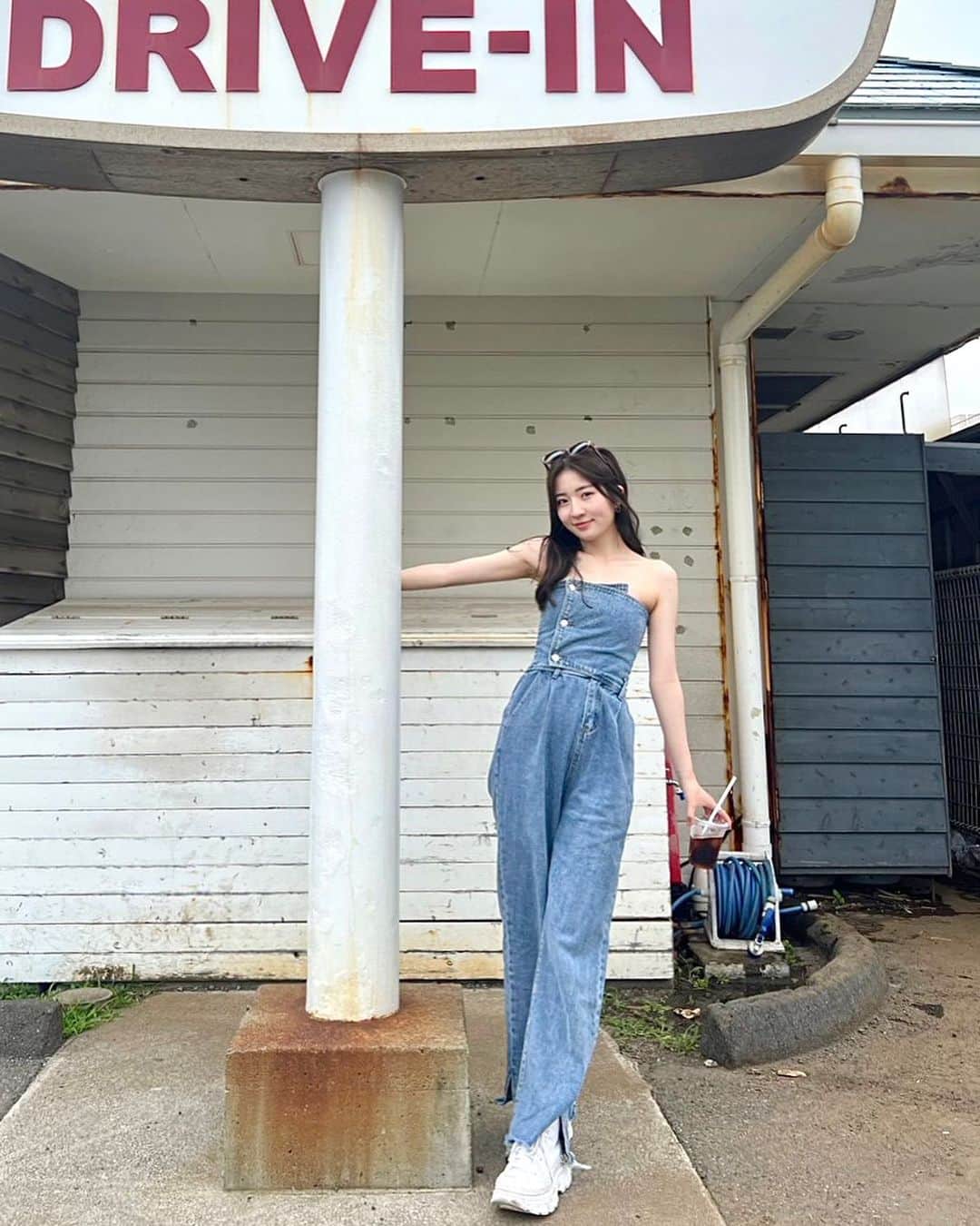 雨宮凜々子のインスタグラム：「江ノ島ドライブ🏖🚗 2023SSはデニムのセットアップがくるらしいから早速♡  今年の夢は死ぬまでに1回はドライブスルーすること笑  #江ノ島カフェ #江ノ島グルメ #ootd #fashion #夏コーデ」