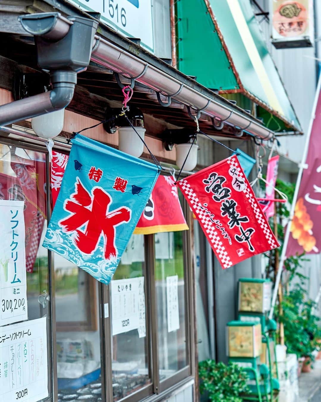 宮城県観光課さんのインスタグラム写真 - (宮城県観光課Instagram)「◁他の投稿はこちらから！  今回は六日町通り商店街をご紹介  【六日町通り商店街】 栗原市の栗駒岩ケ崎地区・六日町にあるレトロな商店街が「六日町通り商店街」です。  2015年（平成27年）、シャッター通りだったこの商店街の中心部にカフェが開業し、また賑わいが生まれました。さらに地域おこし協力隊が加わり、ここ数年で新しく起業する人たちが増えている話題の商店街です。  そして、明日7/8(土)は「くりこま夜市」を開催！ この夜市は、６月から８月の毎月第2土曜日に六日町通り商店街で開催されており、毎回多くの人が訪れ、大賑わいとなる人気のイベントです。 明日も、六日町通りは歩行者天国となり、音楽ライブやナイトマーケットを開催します。 ぜひ、ご友人・恋人・ご家族と行ってみてください✨  今回ご紹介したお出かけスポットについてもっと知りたい方は、 「ここ好き宮城」とコメントしてみてくださいね💬 チャットボットがDMで詳細情報をお届けします。 ※ご連絡が届かない場合は、DMの受信設定をご確認ください。  #観光  #宮城 #宮城県 #miyagi  #宮城旅行 #六日町通り商店街 #六日町通り #栗原市 #栗原 #栗駒 #くりこま夜市 #ここ好き宮城 #笑顔咲くたび伊達な旅」7月7日 19時00分 - miyagi_pref_kankou