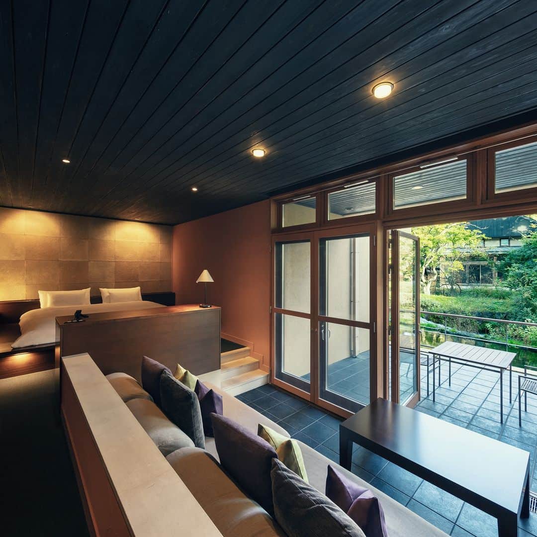 星野リゾートのインスタグラム：「【客室紹介】 📍星のや軽井沢 - HOSHINOYA Karuizawa ☑水波の部屋　ダブル  集落の中心を流れる川に面したお部屋。 広いテラスへと続くソファリビングでは、水面を眺めながらお寛ぎいただけます。  #HoshinoResorts #星野リゾート #hoshinoya #星のや #リゾートホテル #ご褒美旅行 #hoshinoyaKaruizawa #星のや軽井沢 #軽井沢 #軽井沢旅行 #軽井沢ホテル #温泉旅行」