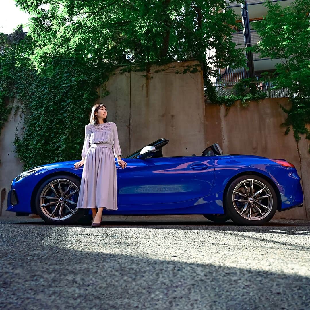 のインスタグラム：「THE Z4  オープンカーの心地よい爽快感。  加速しても車体が安定して揺れず、ふわっと空を飛んでいるような気持ちになったと語ったのは、ジーンクエスト代表 #高橋祥子 さん。  スポーツタイプでツーシーターのオープンカー、BMW Z4 M40i（ポルティマオ・ブルー）の魅力とは。  インタビュー記事は @bmwjapan アカウントトップのURLからチェック。  #FREUDEforever #先駆者が見た景色 #BMW #駆けぬける歓び #BMWJapan #THEZ4 #BMWZ4 #BMWZ4M40i #BMWZ4M #オープンカー #スポーツカー」