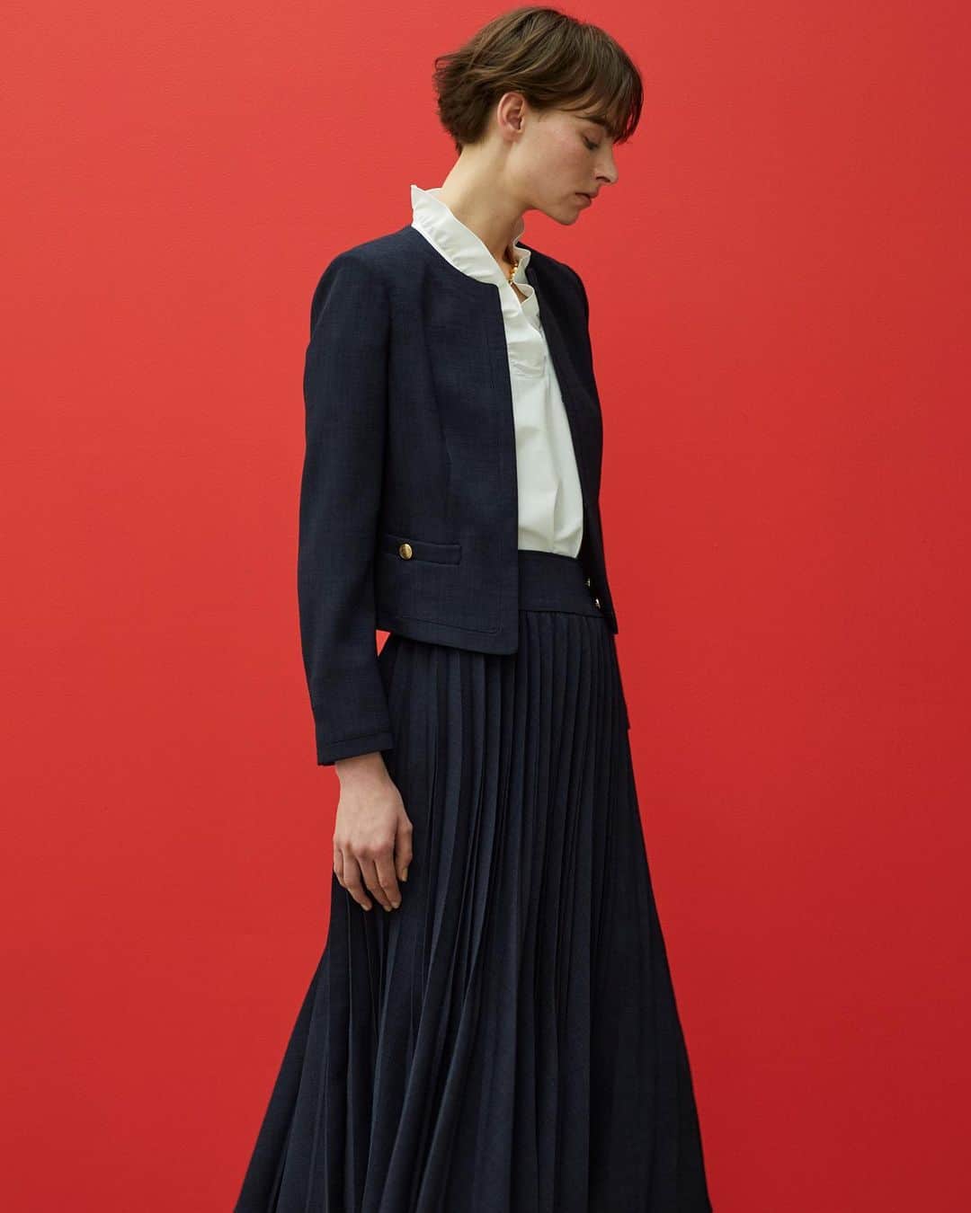 EPOCAのインスタグラム：「ーNew Arrivalsー プリーツスカートがジャケットスタイルに柔らかさを。  JACKET　¥75,900 BLOUSE　¥42,900 SKIRT　¥53,900  #epoca #collection #newcollection #2023ss  #summer #prefall #fashion #outfit #エポカ #モダン #クラシカル #フェミニン #エレガント #レッド #フラワープリント #スカート  #ジャケット #セットアップ」